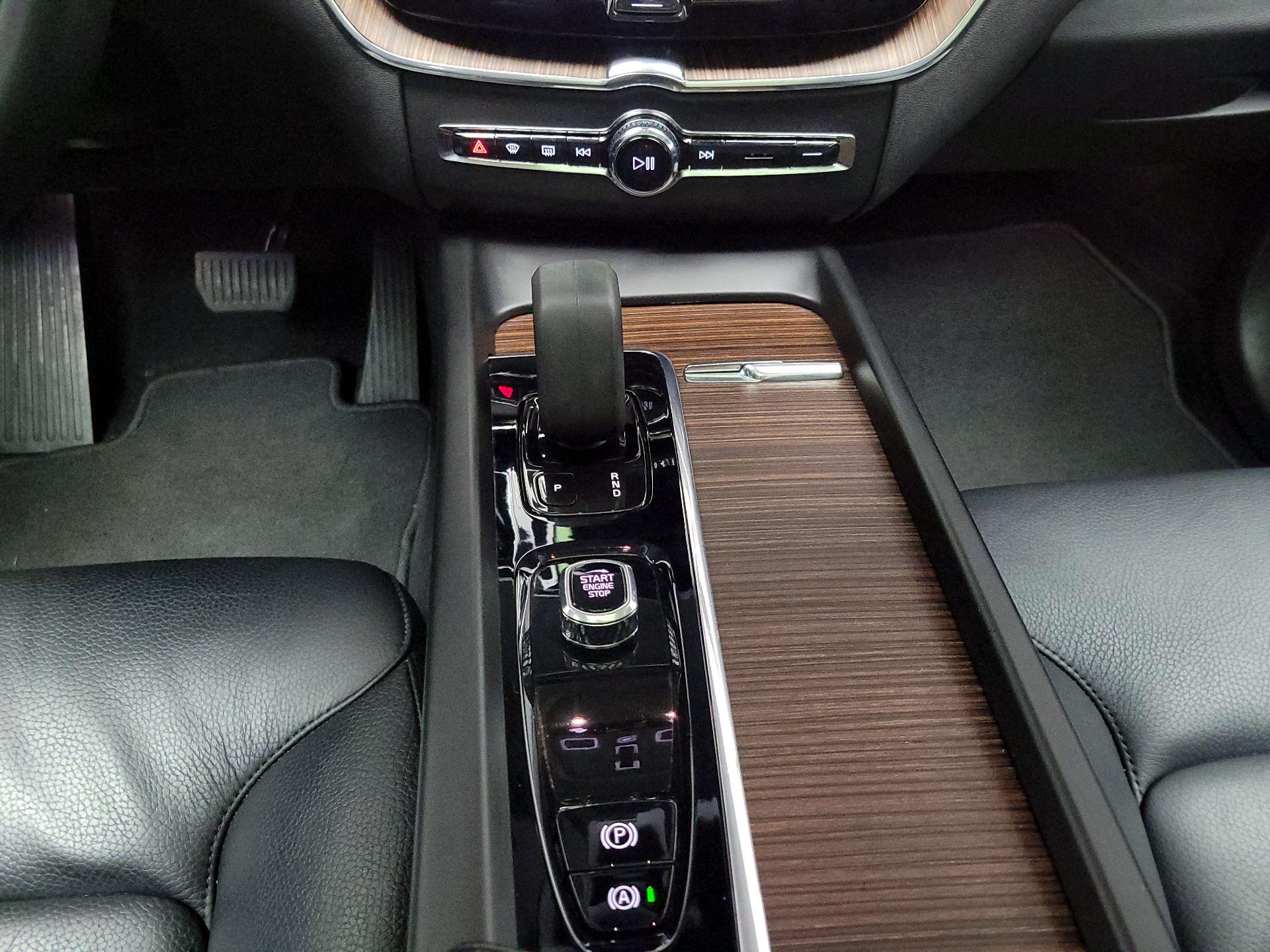 Thumbnail: 2022 Volvo XC60 - 18