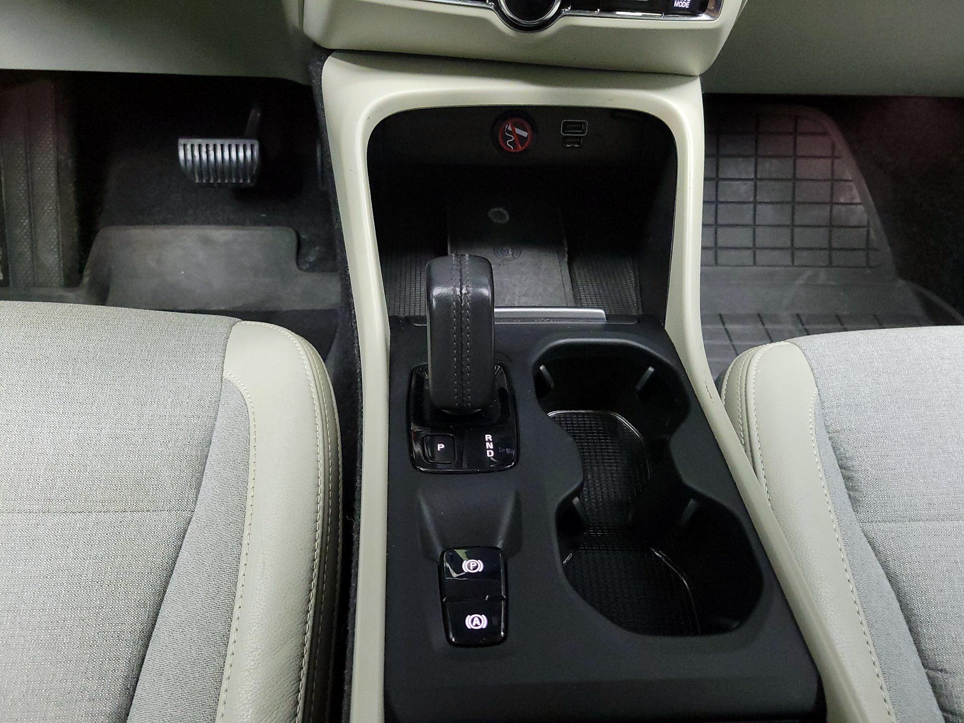 Thumbnail: 2020 Volvo XC40 - 18