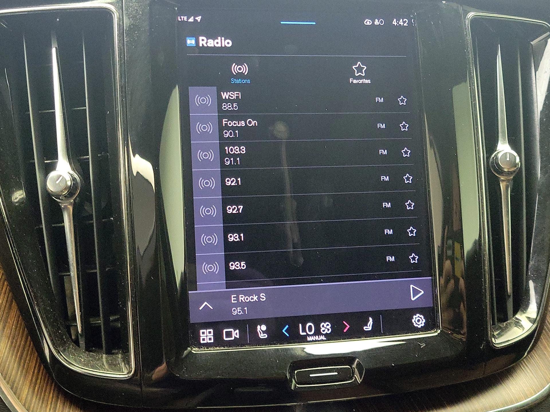 Thumbnail: 2022 Volvo XC60 - 16