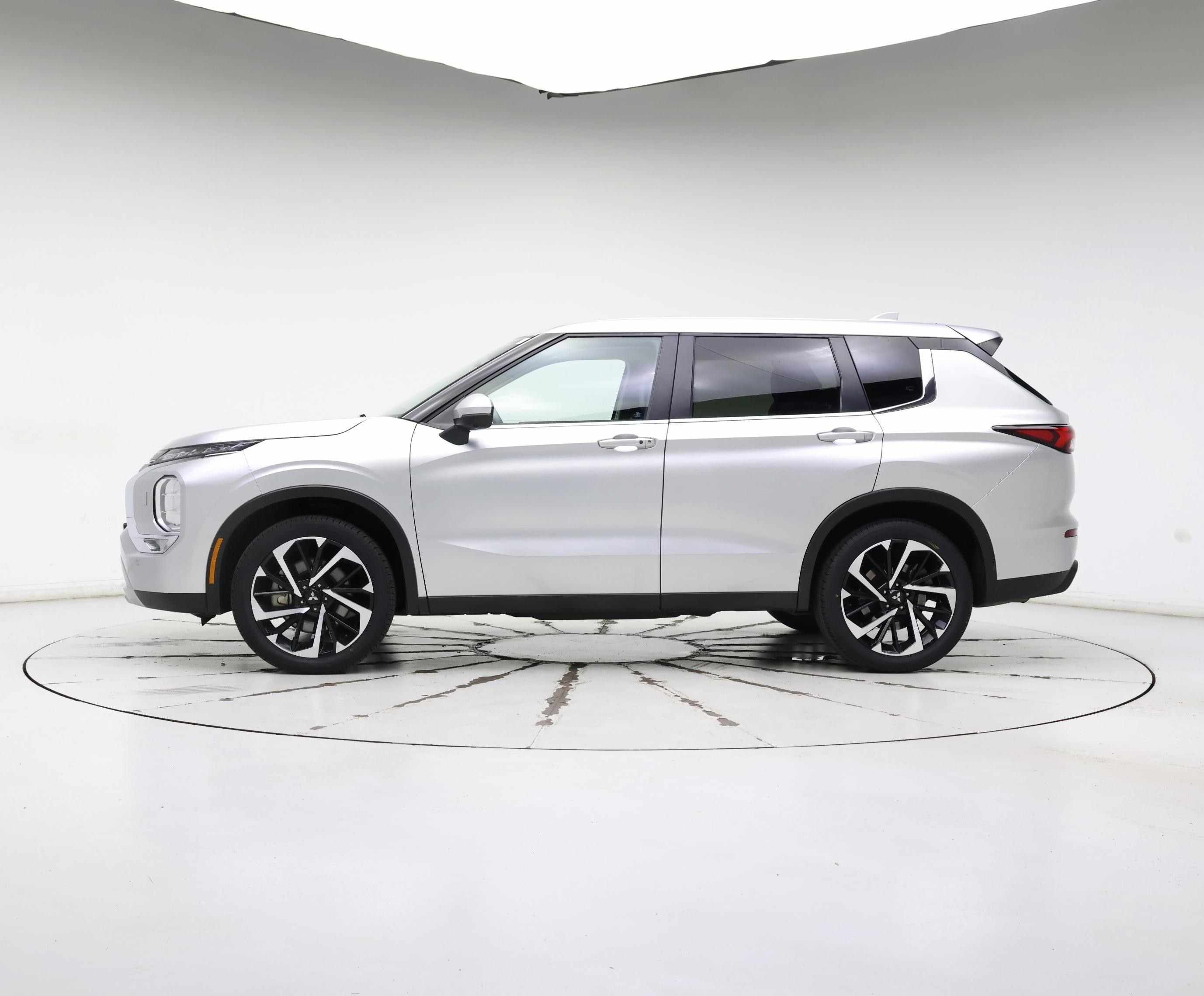 Thumbnail: 2024 Mitsubishi Outlander - 3