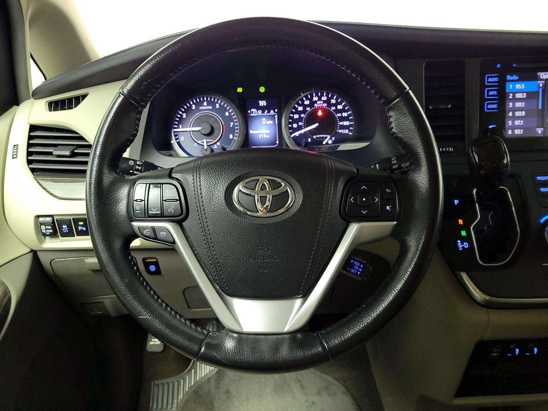 Thumbnail: 2017 Toyota Sienna - 10