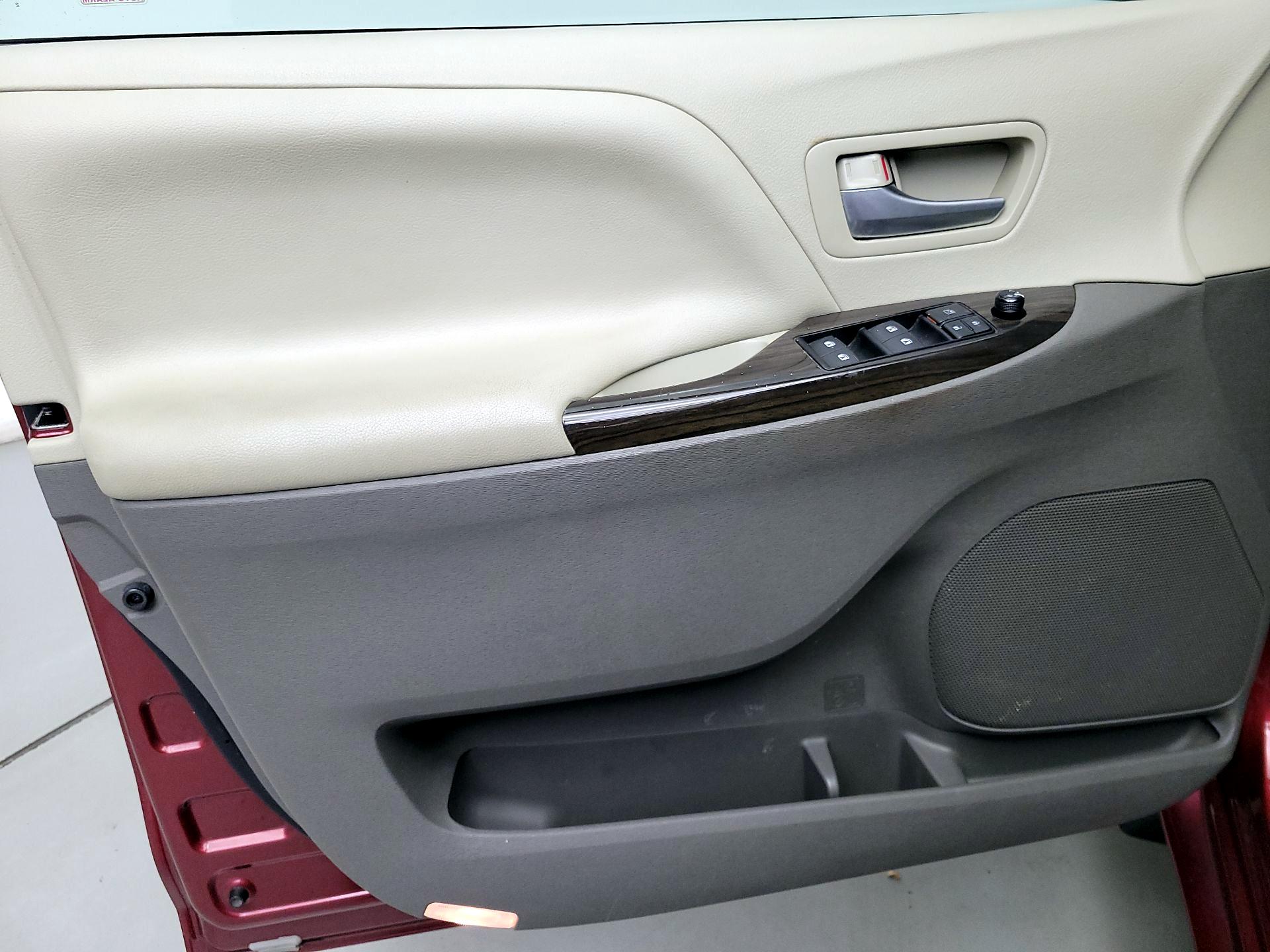 Thumbnail: 2017 Toyota Sienna - 12