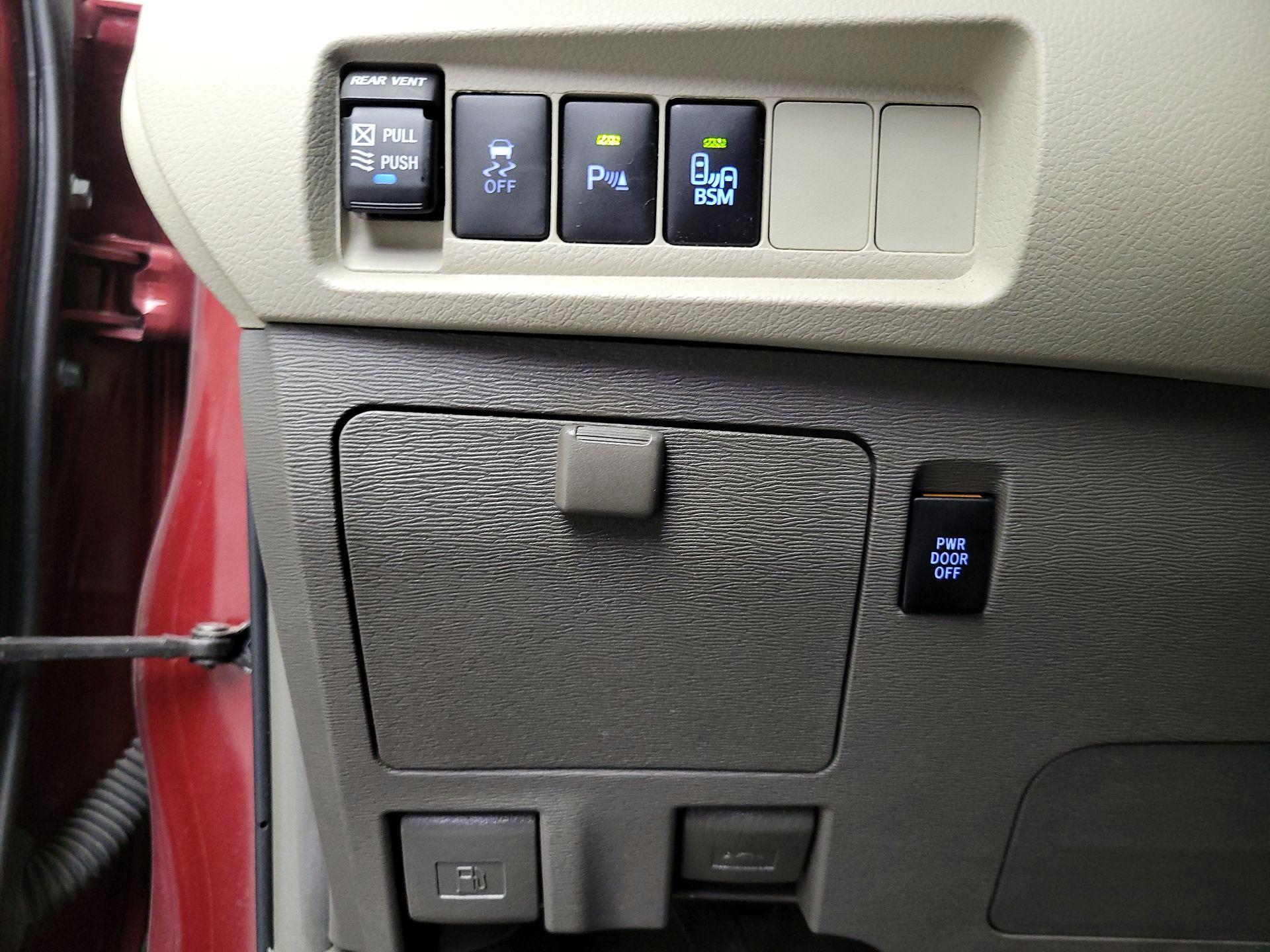 Thumbnail: 2017 Toyota Sienna - 13