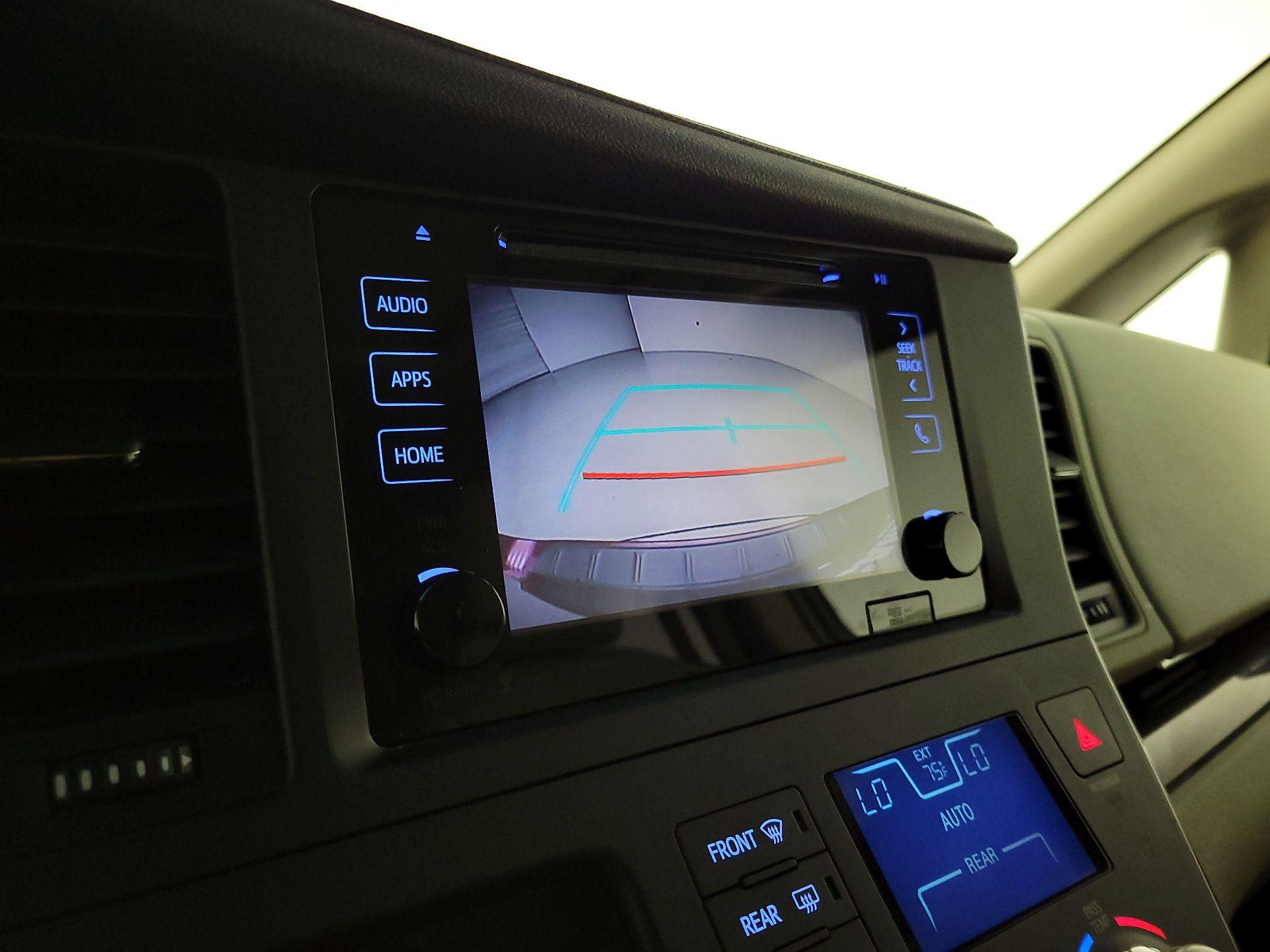 Thumbnail: 2017 Toyota Sienna - 14