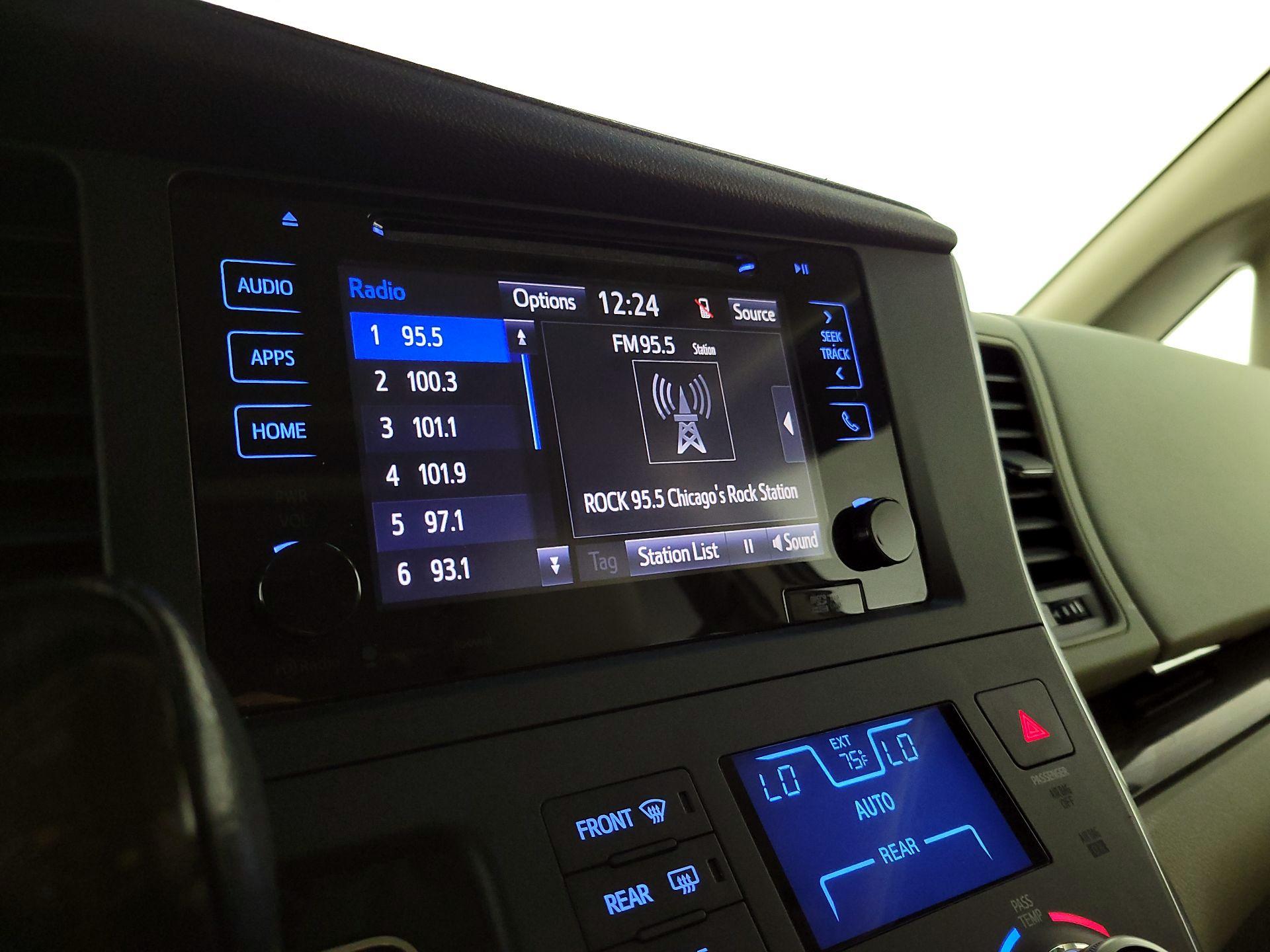 Thumbnail: 2017 Toyota Sienna - 15