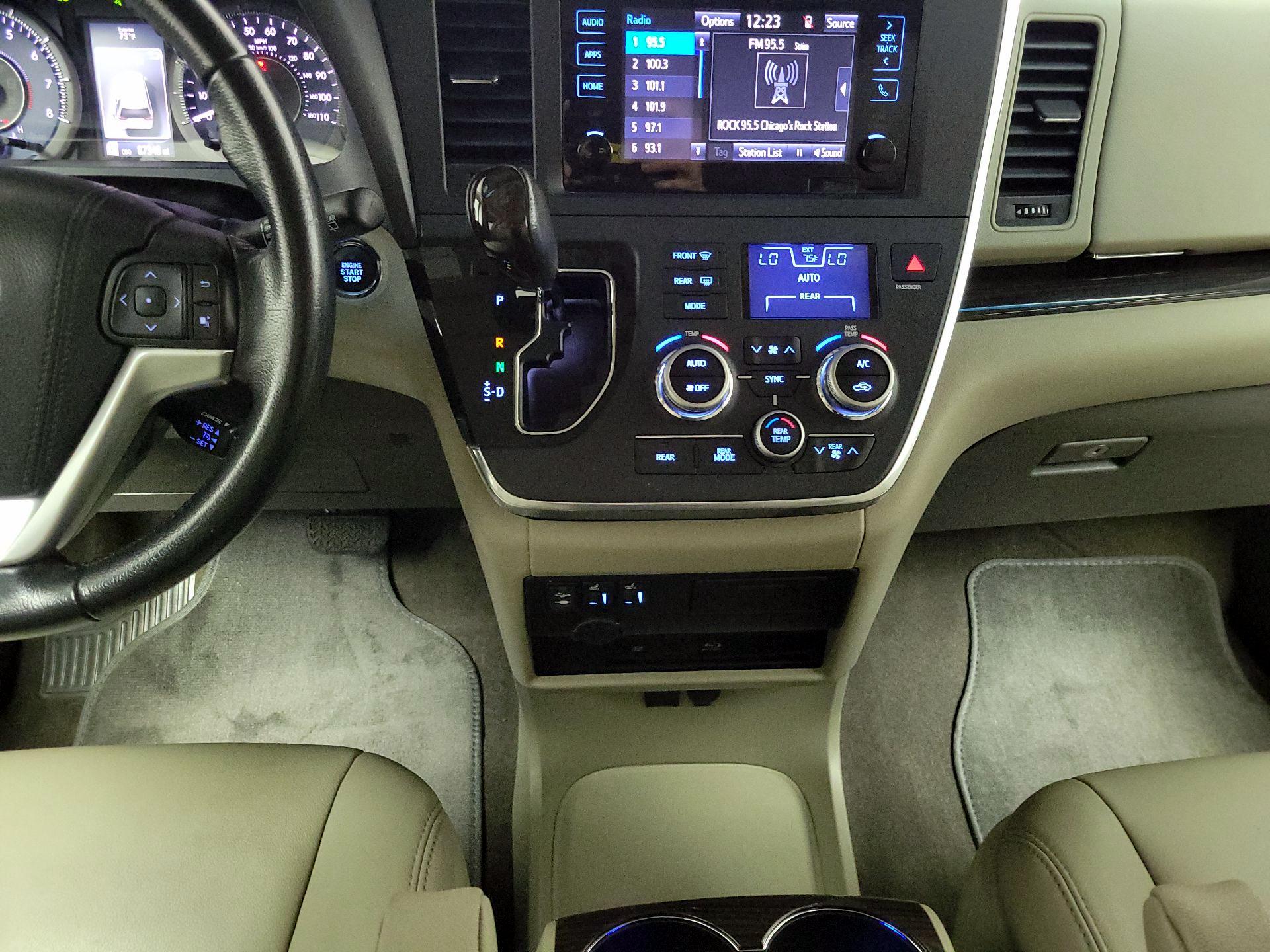 Thumbnail: 2017 Toyota Sienna - 17