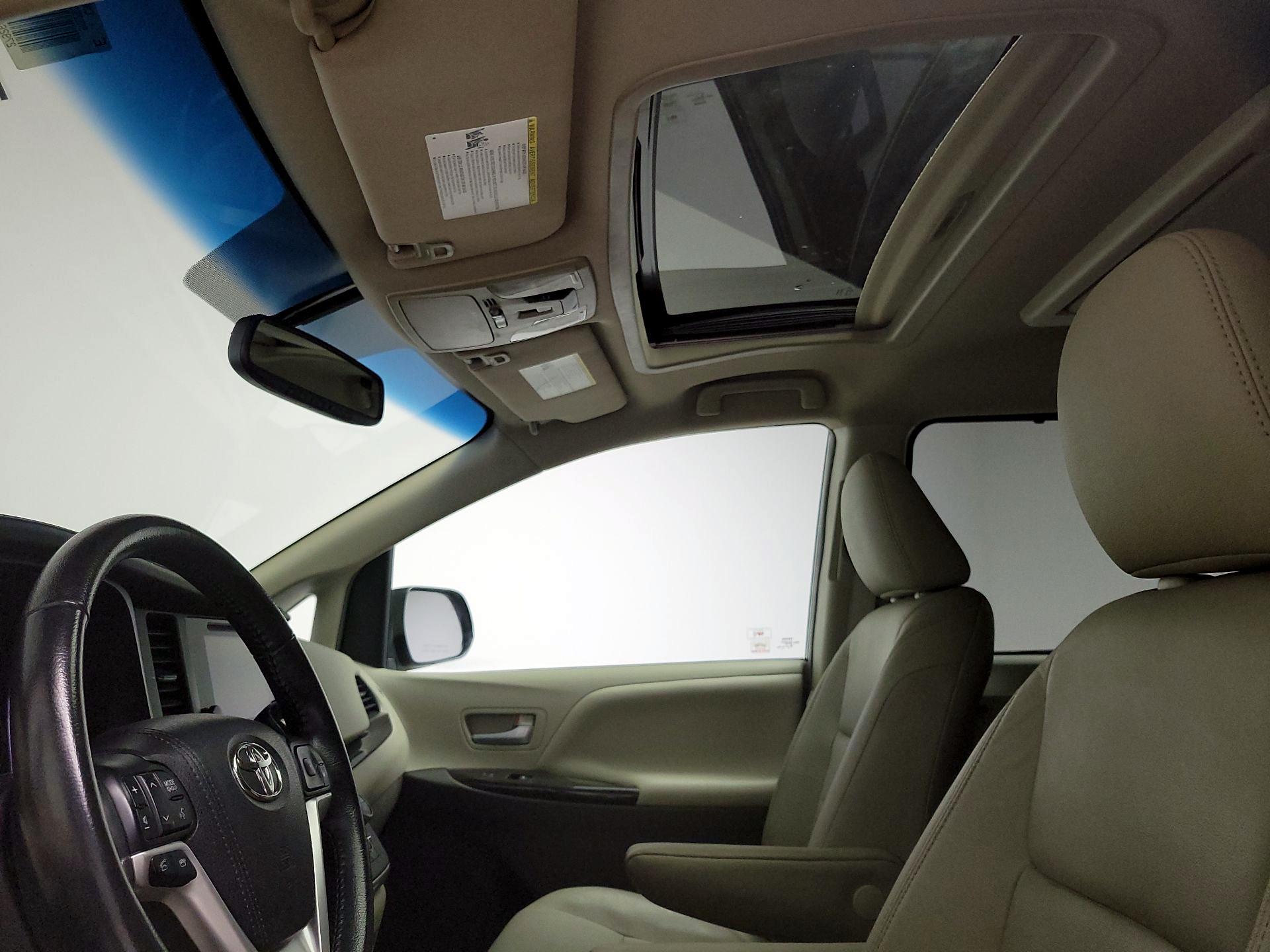 Thumbnail: 2017 Toyota Sienna - 19