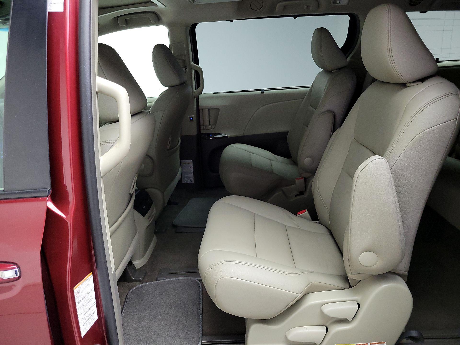 Thumbnail: 2017 Toyota Sienna - 20