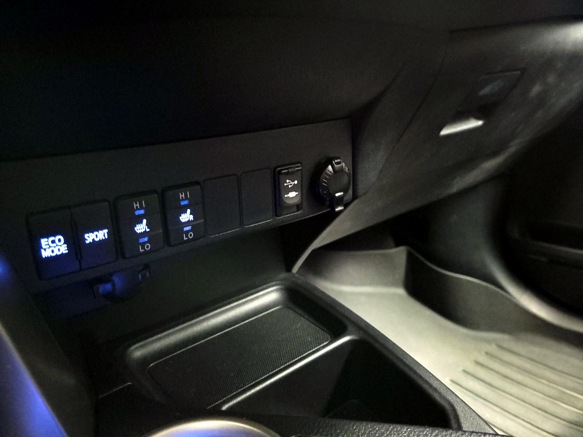 Thumbnail: 2015 Toyota RAV4 - 19