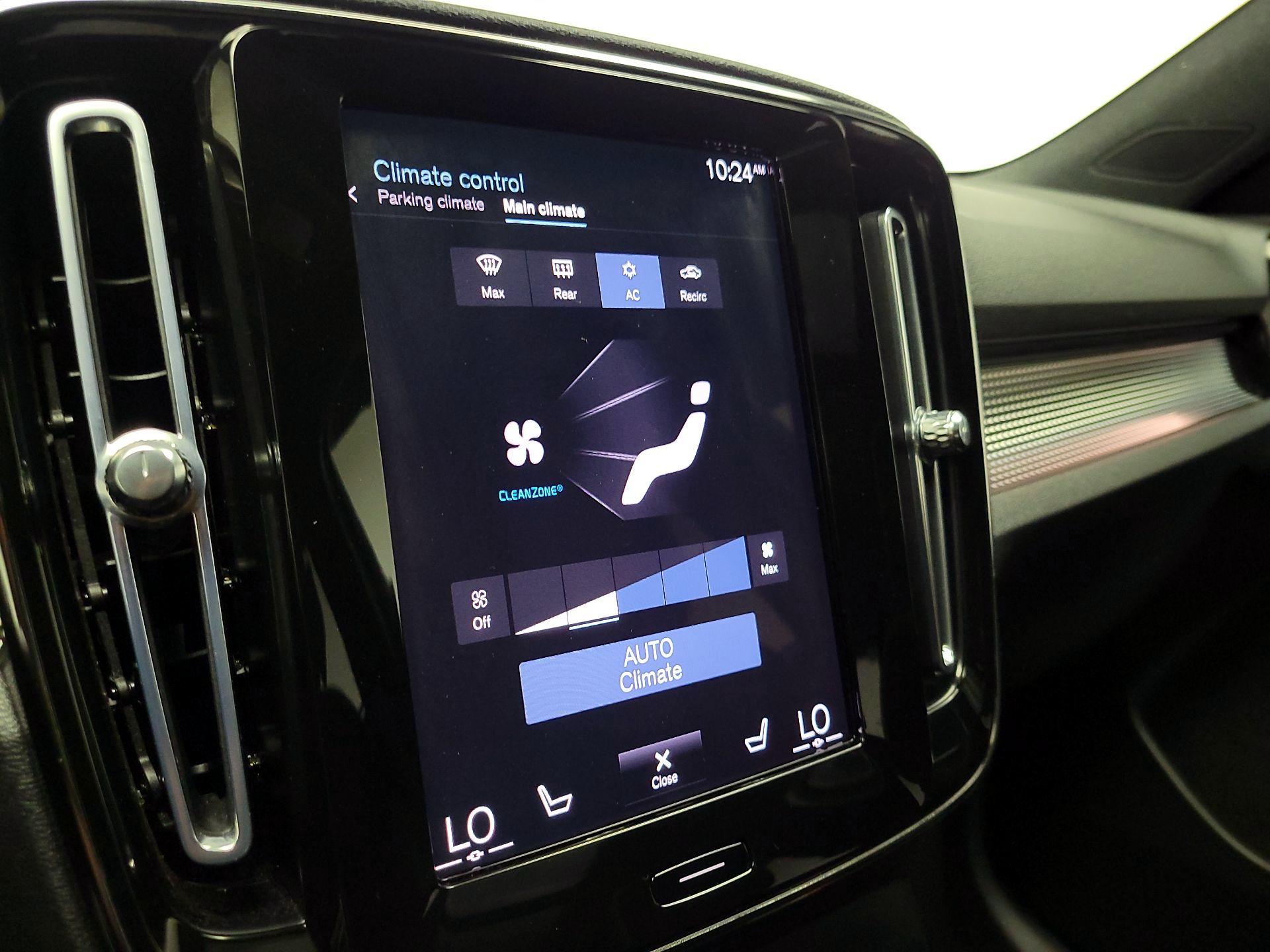 Thumbnail: 2022 Volvo XC40 - 17