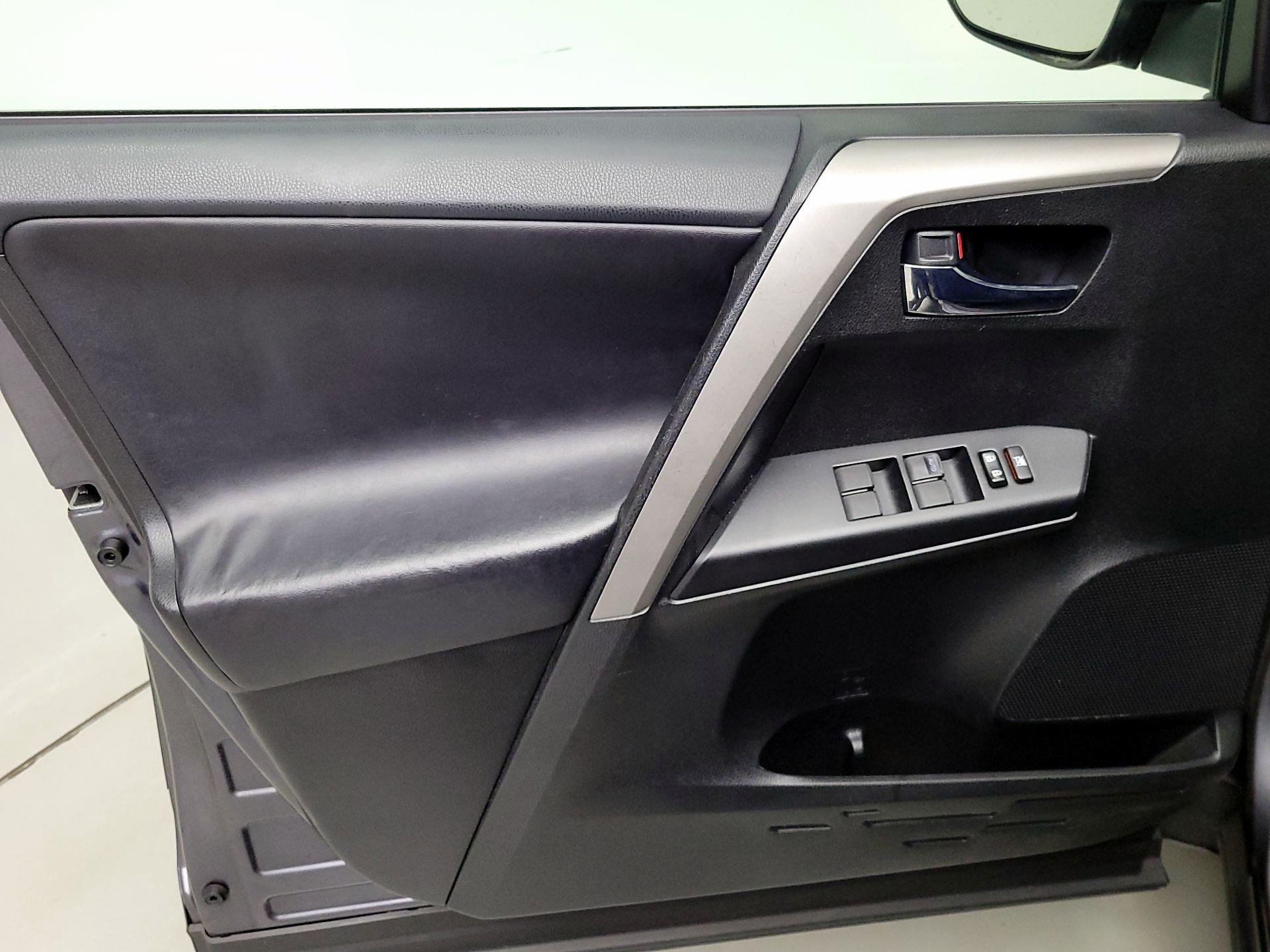 Thumbnail: 2016 Toyota RAV4 - 12