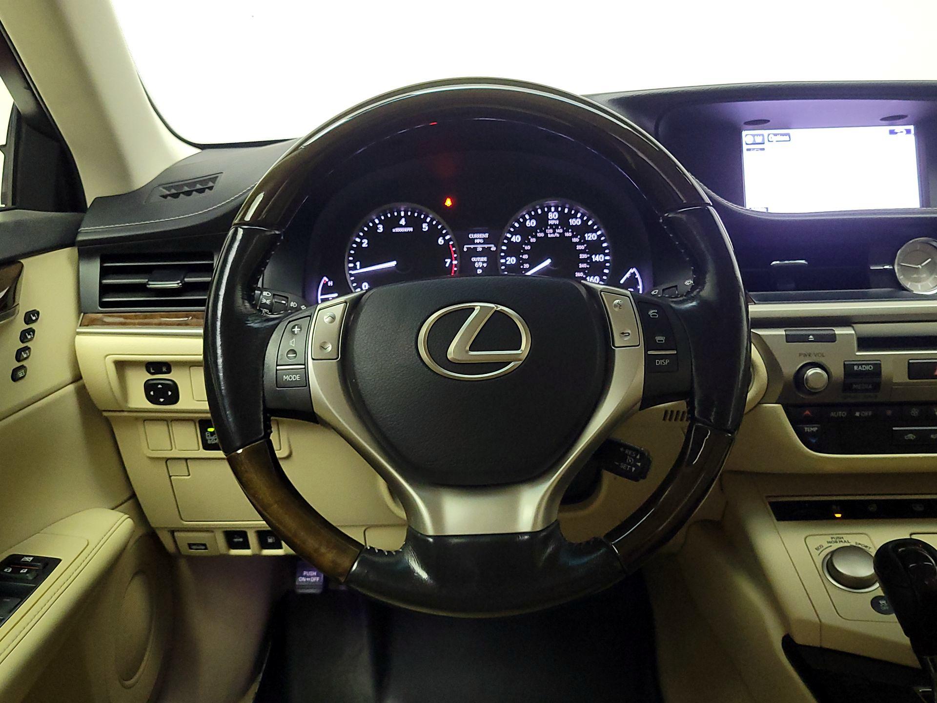 Thumbnail: 2015 Lexus ES - 10