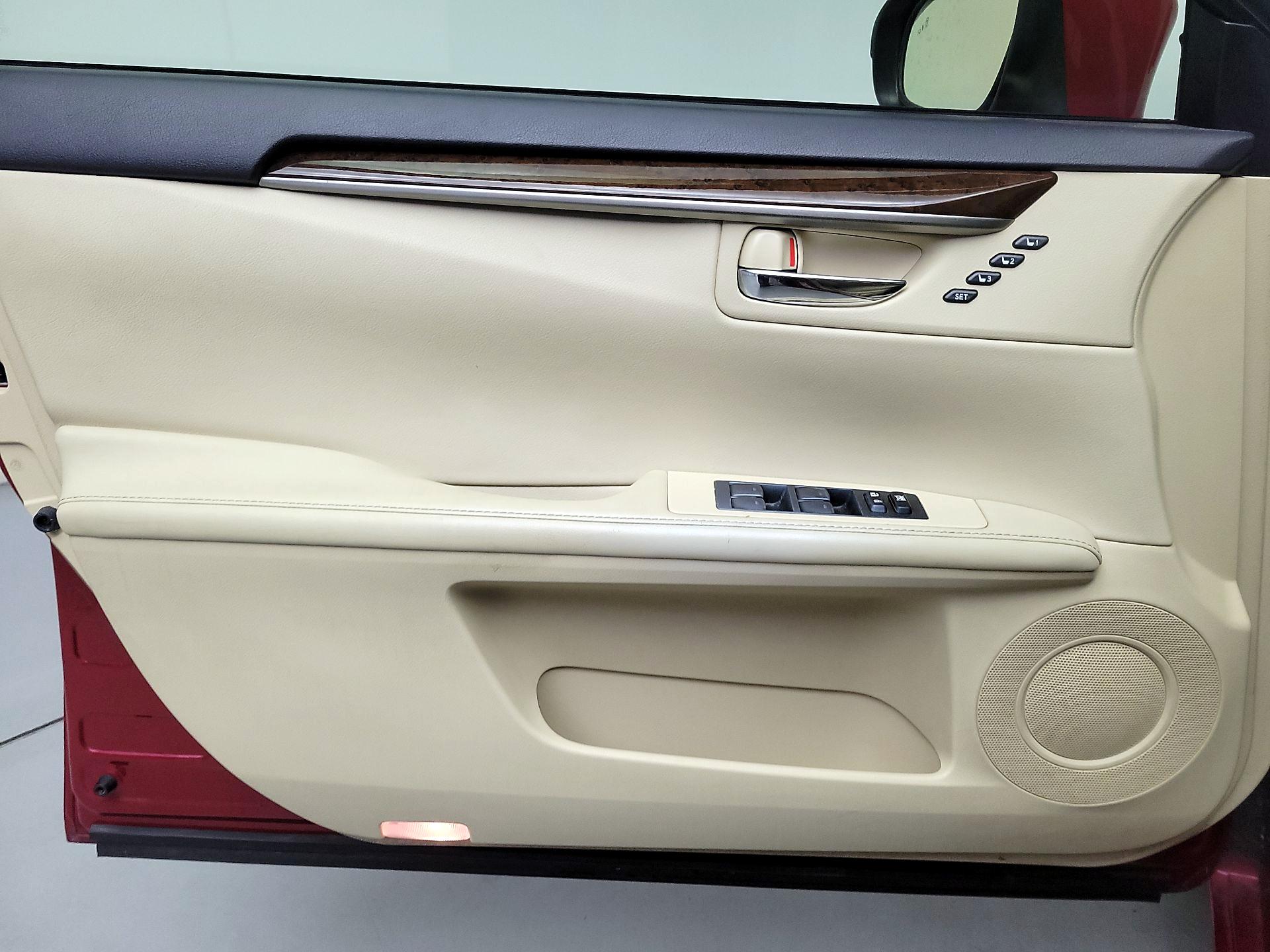 Thumbnail: 2015 Lexus ES - 12