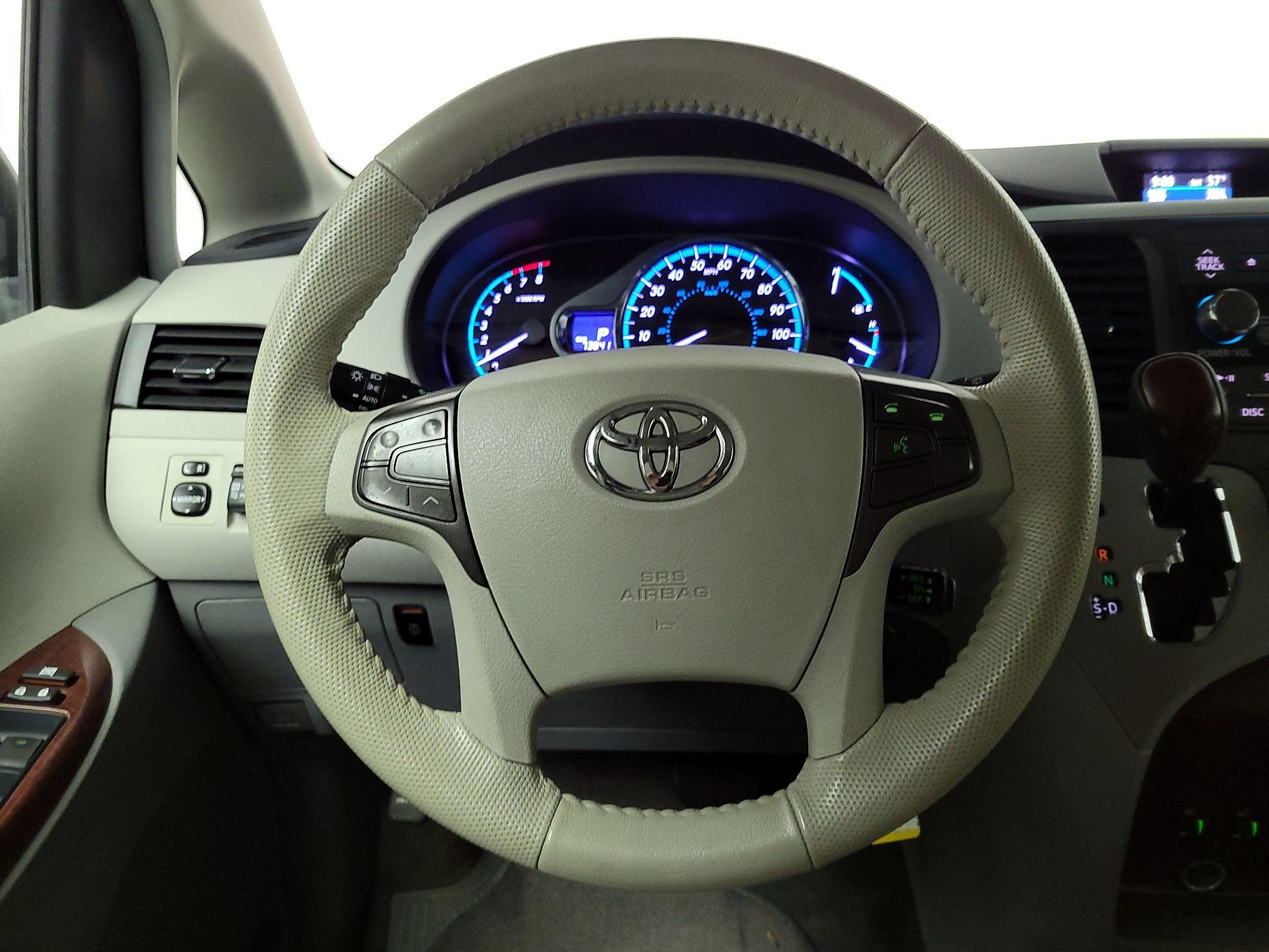Thumbnail: 2014 Toyota Sienna - 10