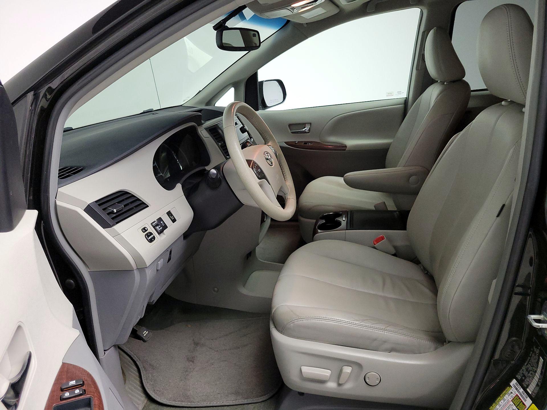 Thumbnail: 2014 Toyota Sienna - 11