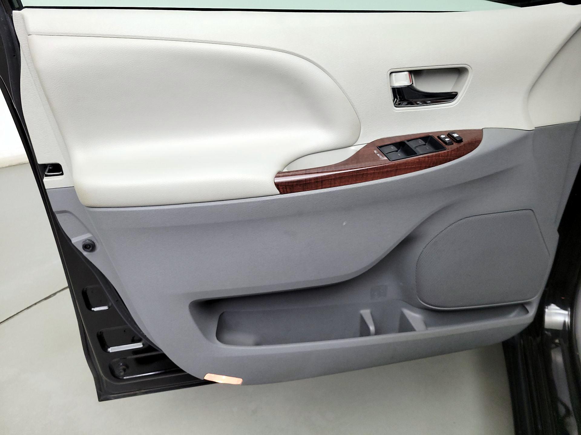 Thumbnail: 2014 Toyota Sienna - 12