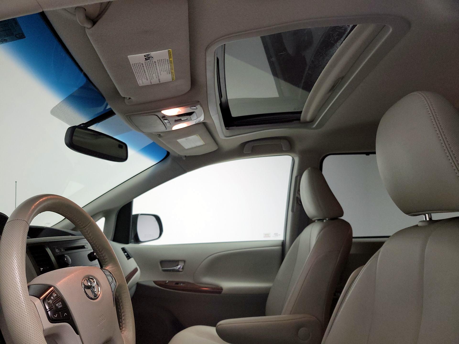 Thumbnail: 2014 Toyota Sienna - 19