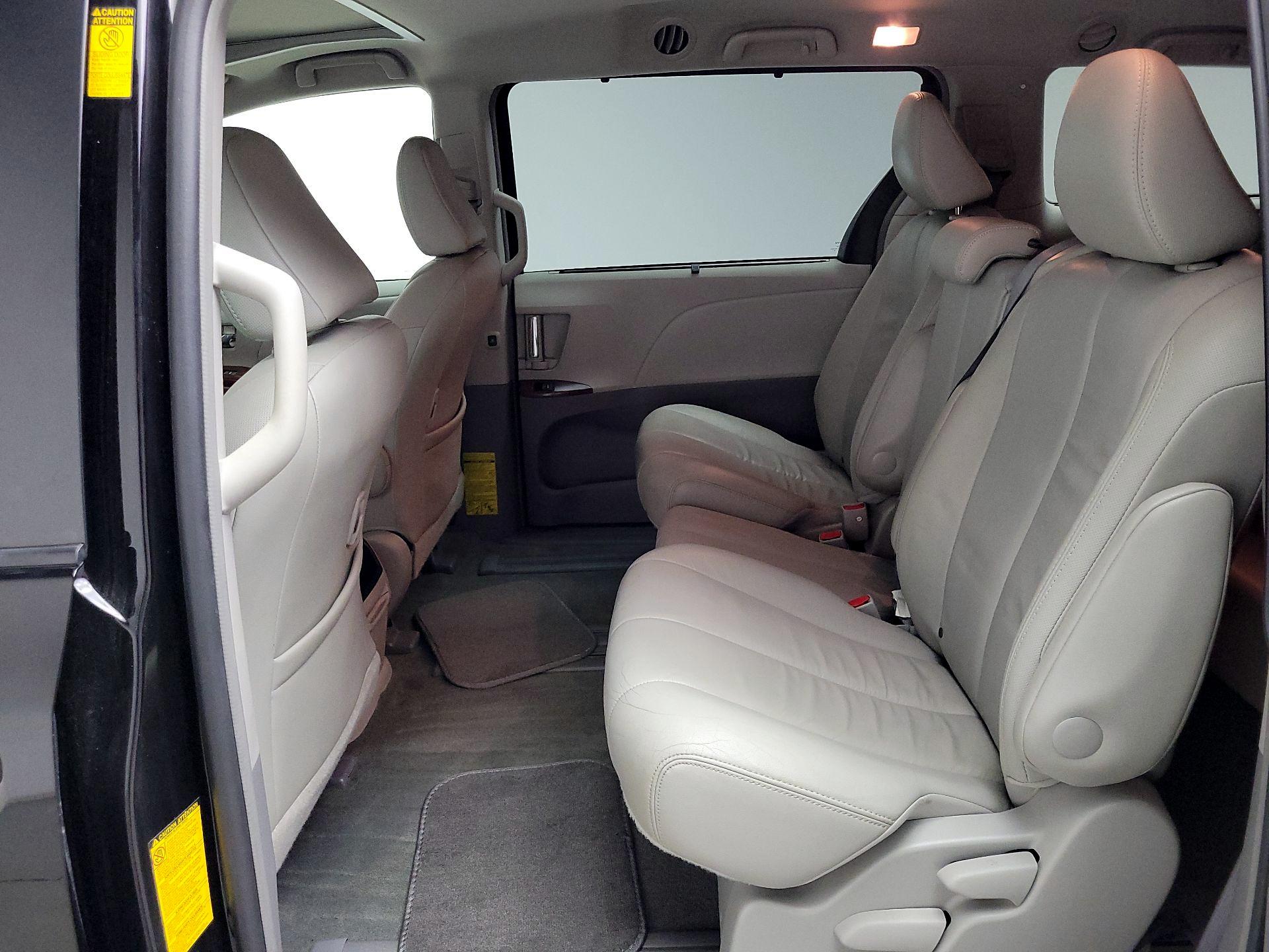 Thumbnail: 2014 Toyota Sienna - 20