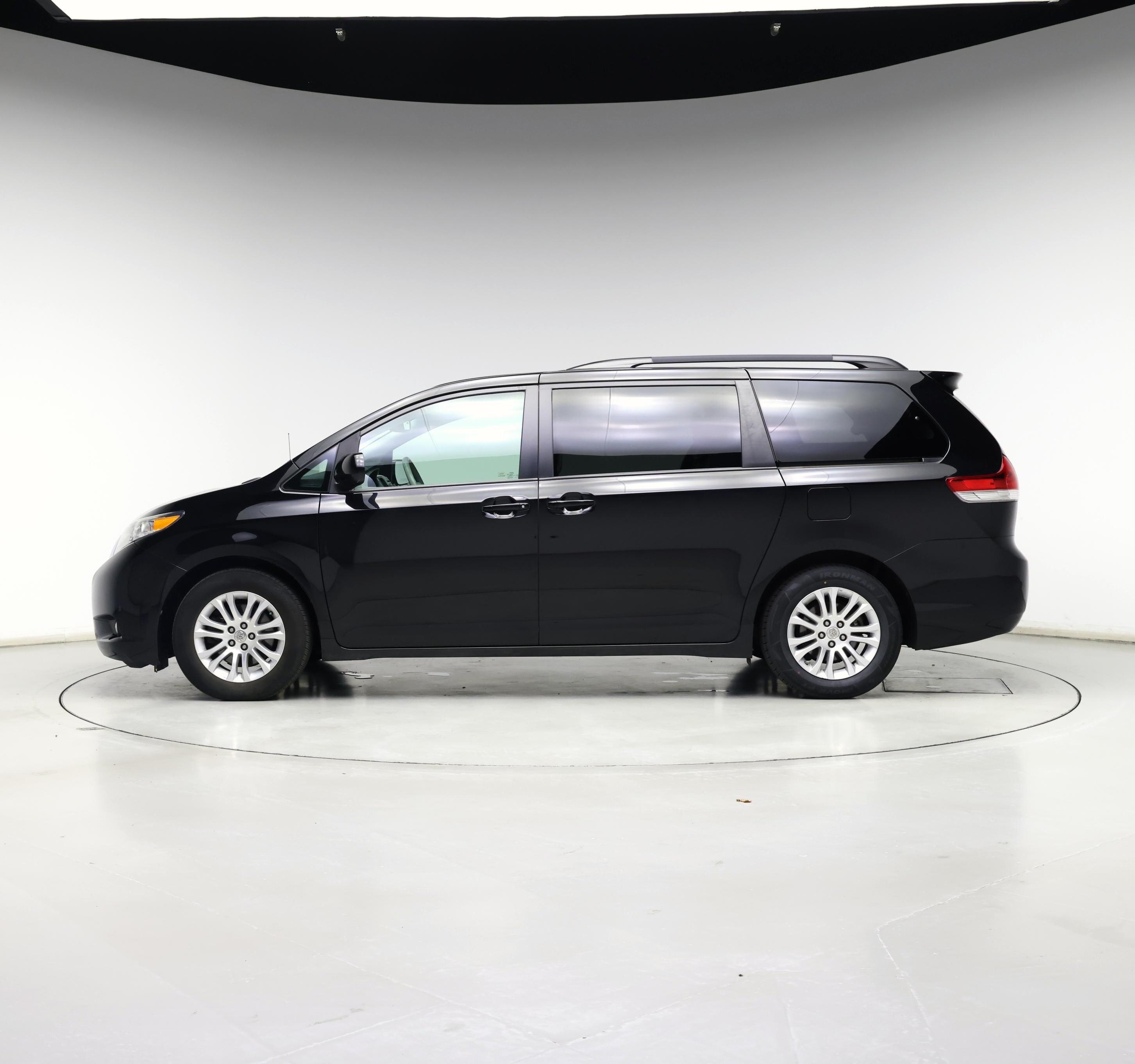 Thumbnail: 2014 Toyota Sienna - 3