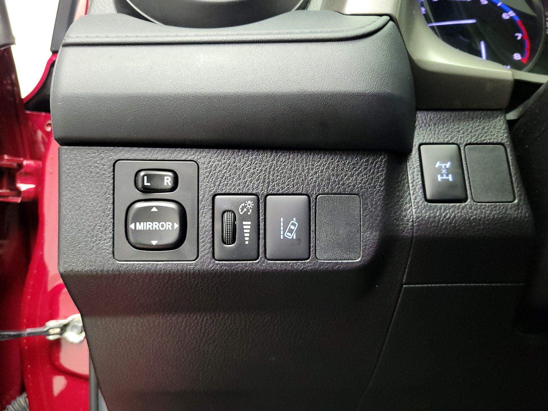 Thumbnail: 2018 Toyota RAV4 - 13