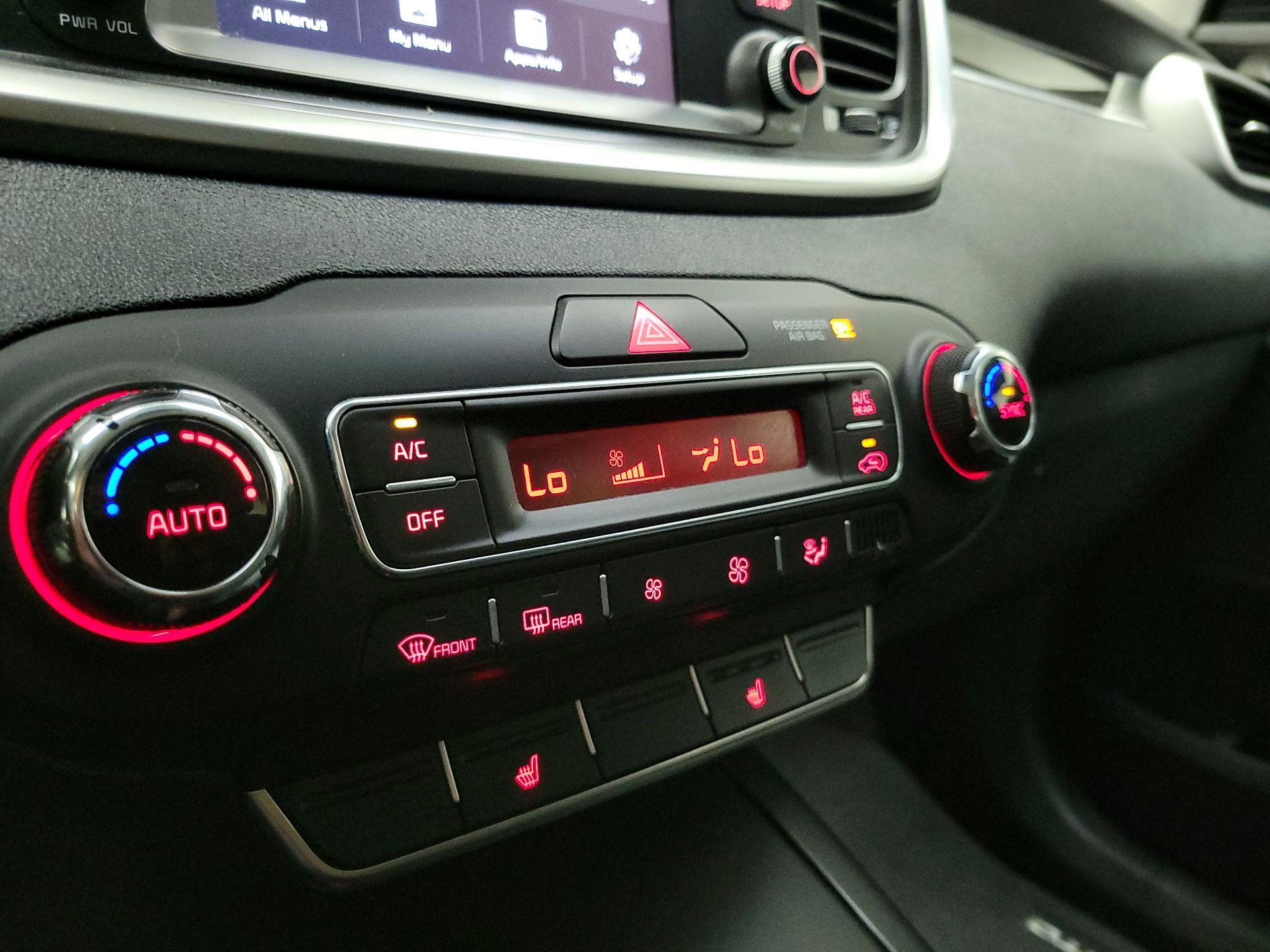 Thumbnail: 2019 Kia Sorento - 16