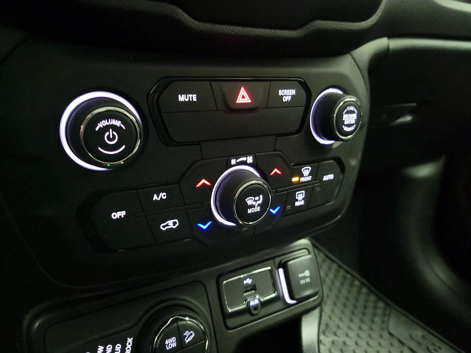 Thumbnail: 2019 Jeep Renegade - 17