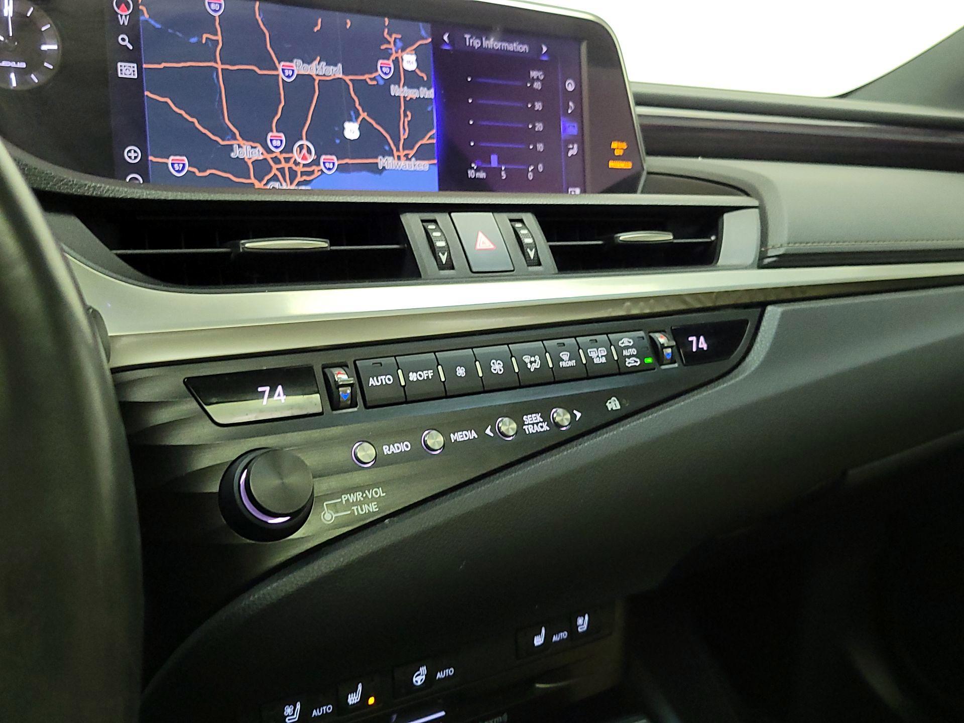 Thumbnail: 2020 Lexus ES - 17