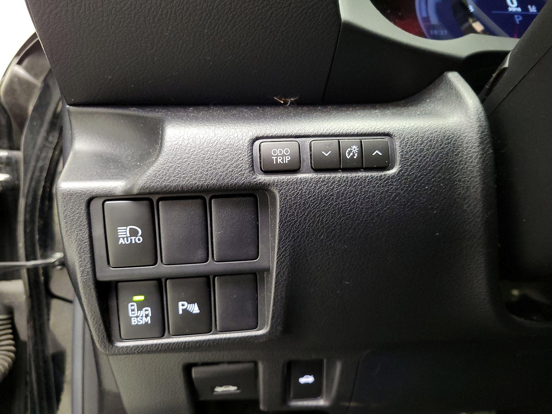 Thumbnail: 2020 Lexus IS - 13