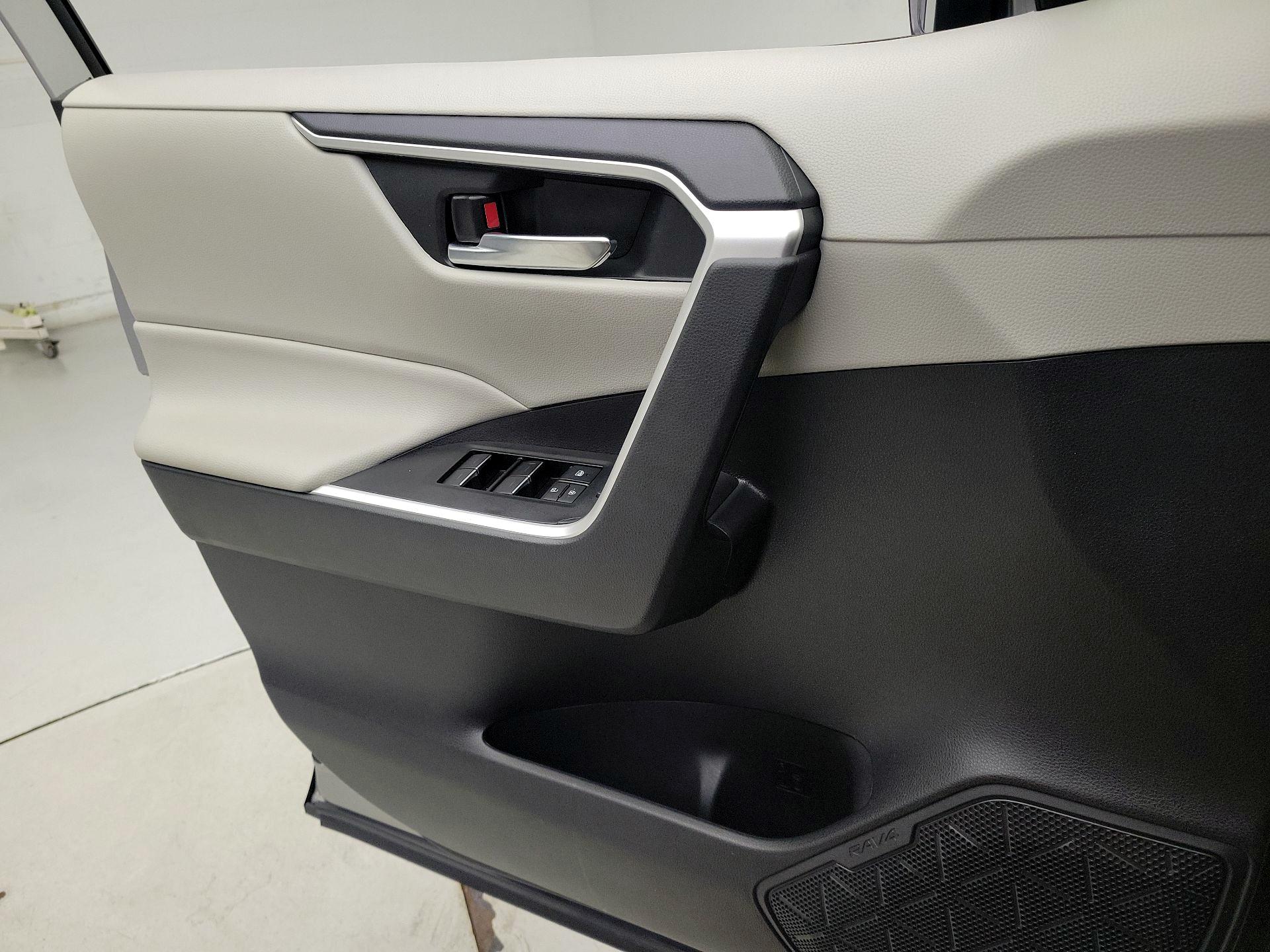 Thumbnail: 2022 Toyota RAV4 - 12