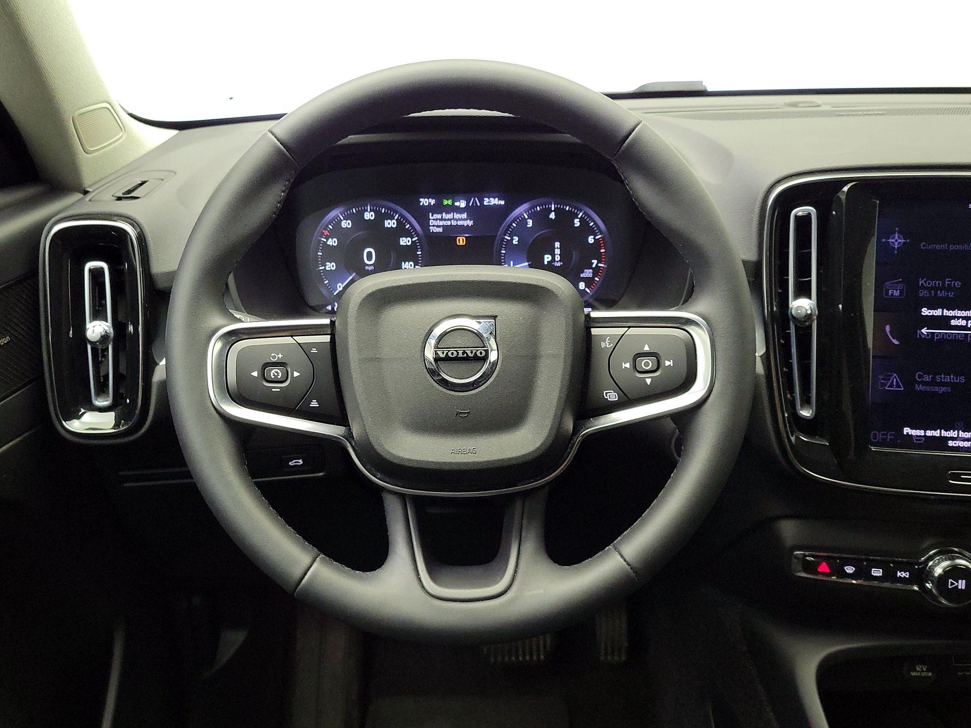 Thumbnail: 2022 Volvo XC40 - 10