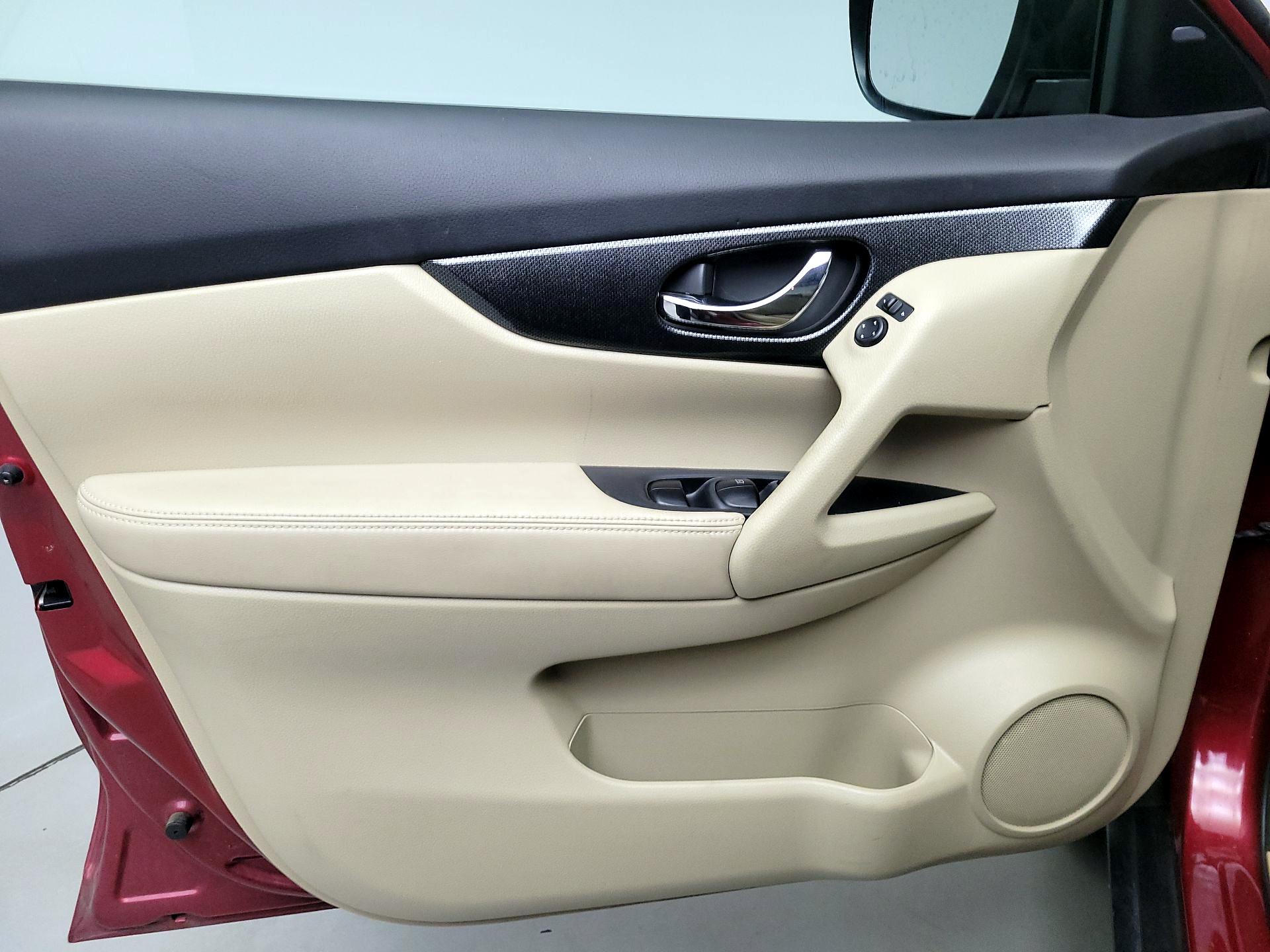 Thumbnail: 2015 Nissan Rogue - 12