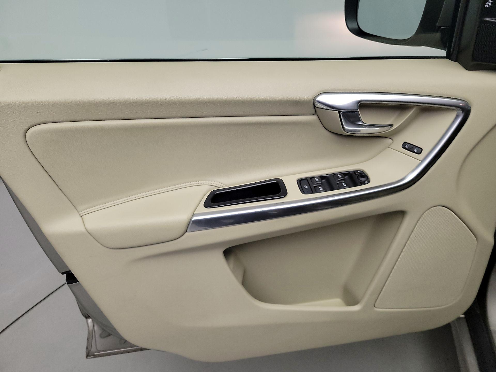 Thumbnail: 2016 Volvo XC60 - 12