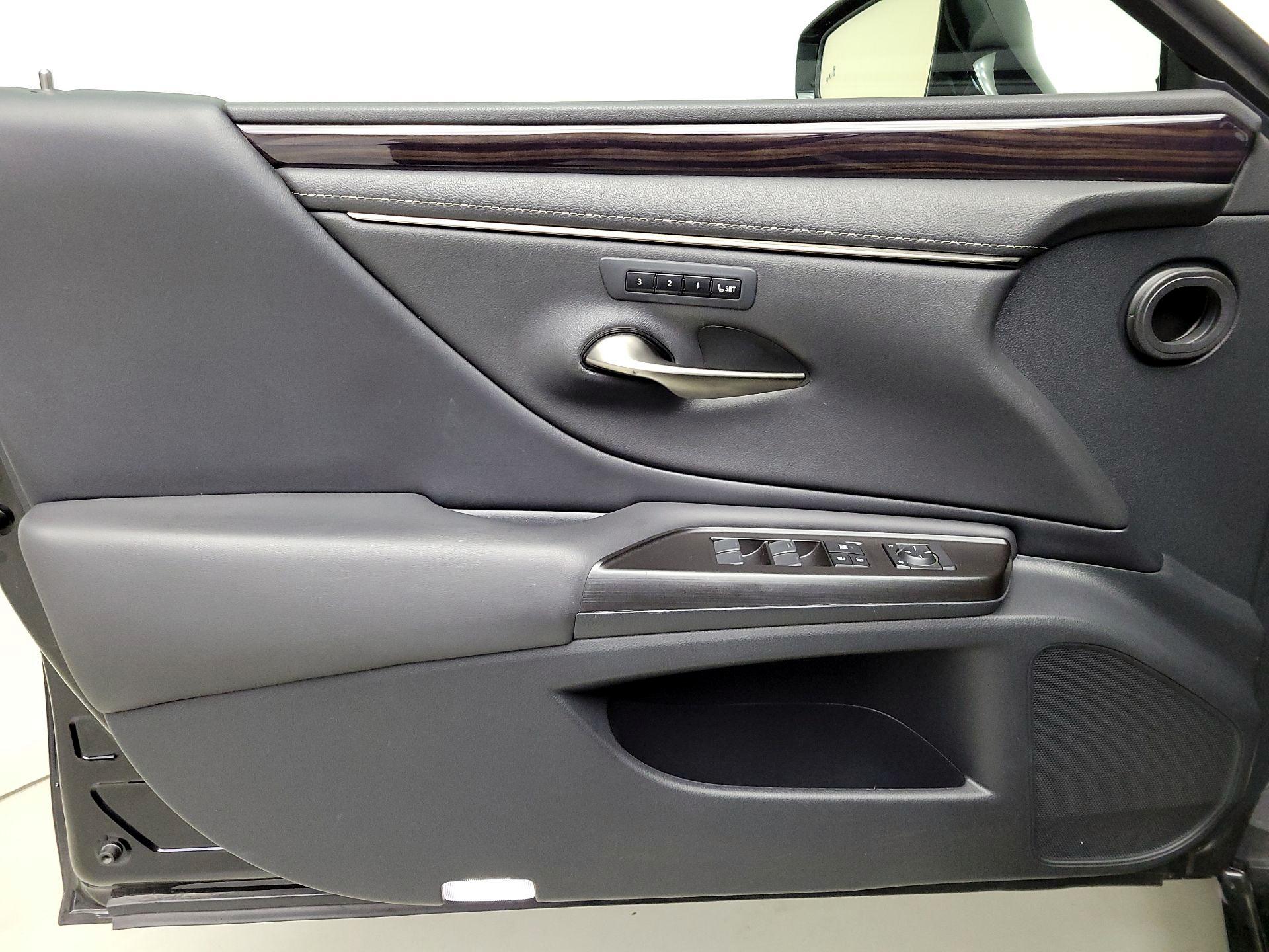 Thumbnail: 2019 Lexus ES - 12