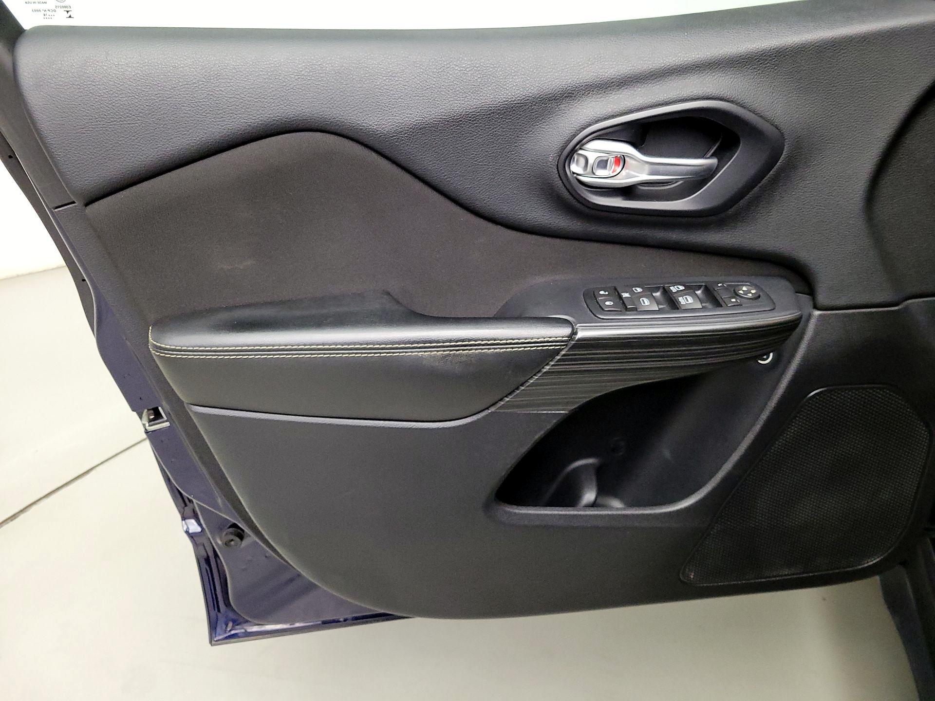 Thumbnail: 2016 Jeep Cherokee - 12