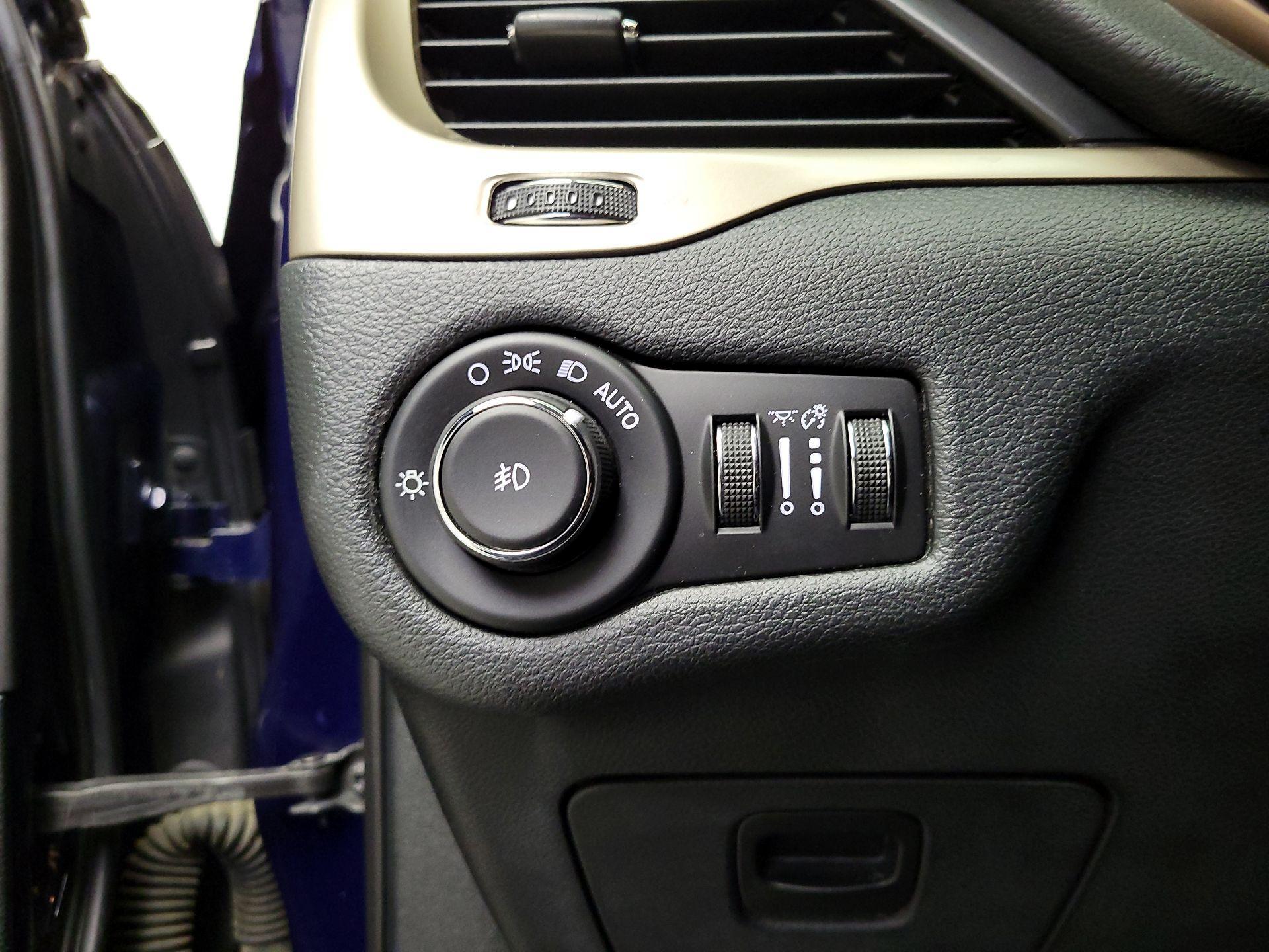 Thumbnail: 2016 Jeep Cherokee - 13