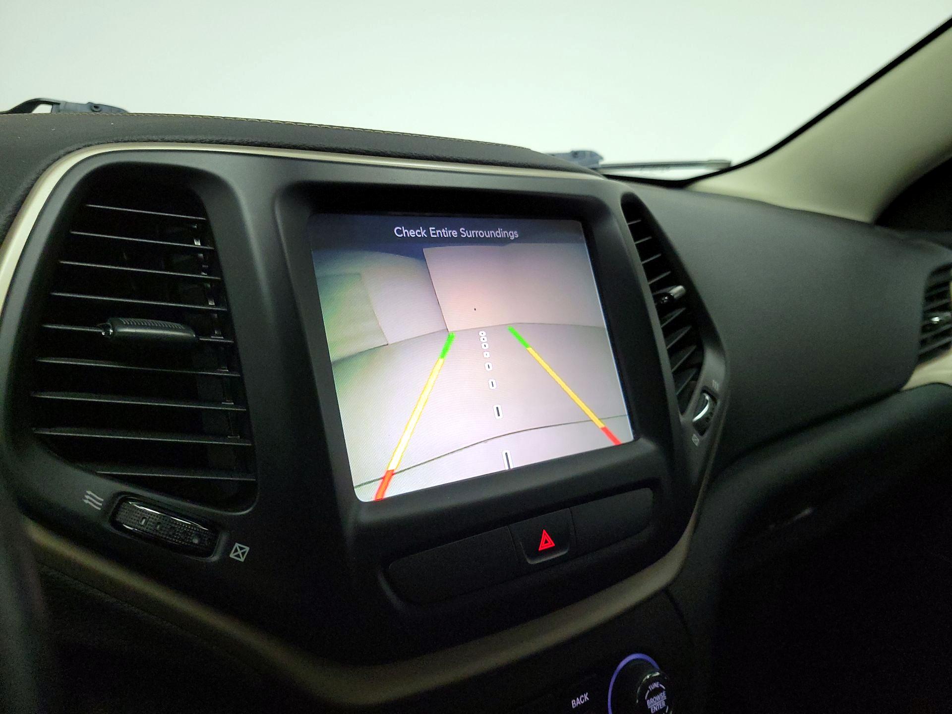 Thumbnail: 2016 Jeep Cherokee - 14