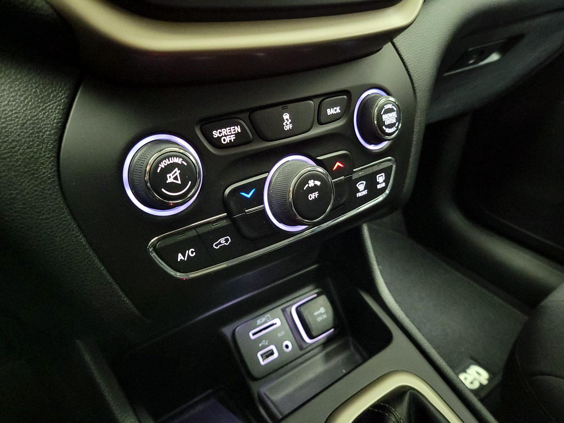 Thumbnail: 2016 Jeep Cherokee - 16