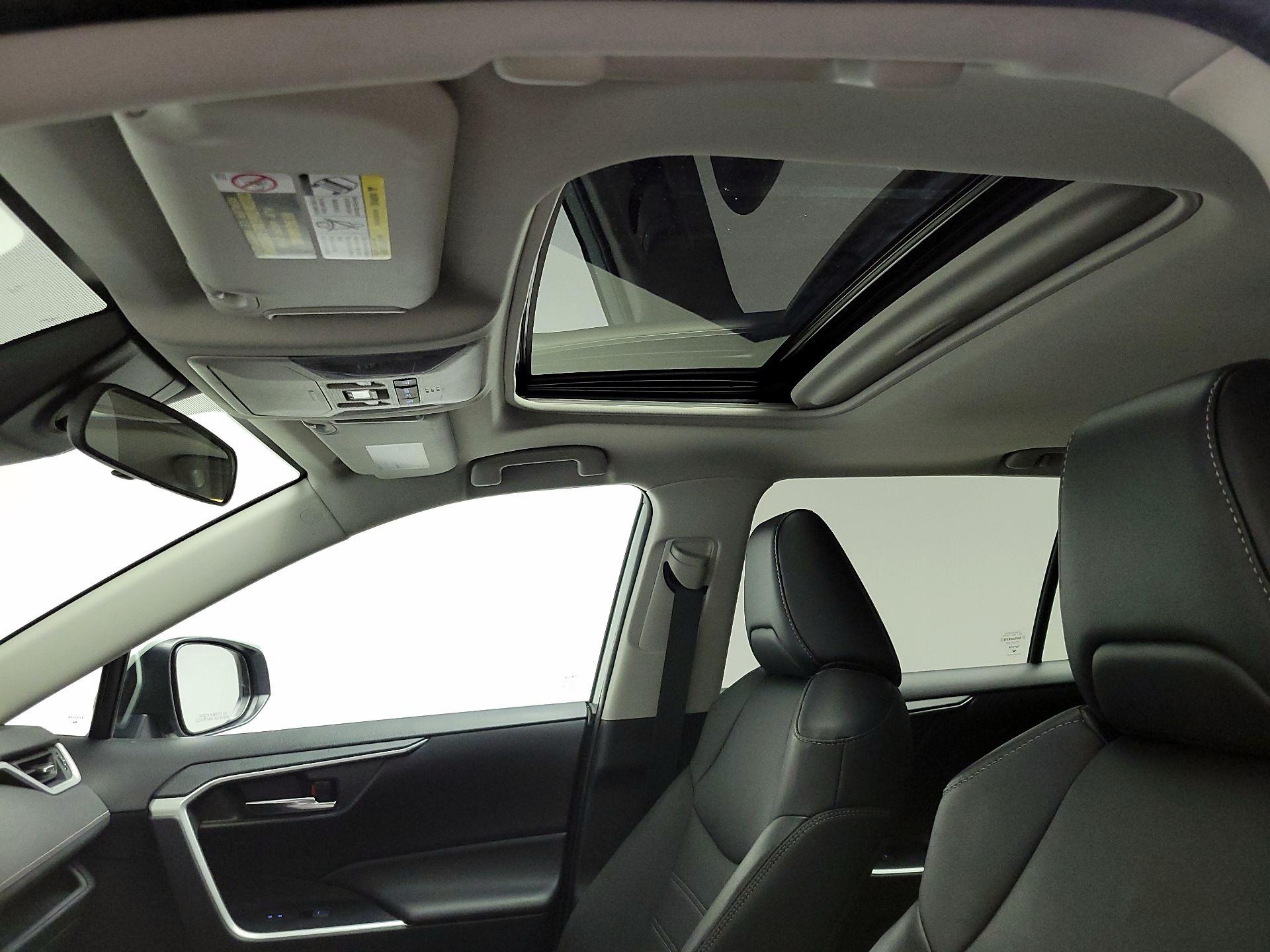 Thumbnail: 2022 Toyota RAV4 - 19