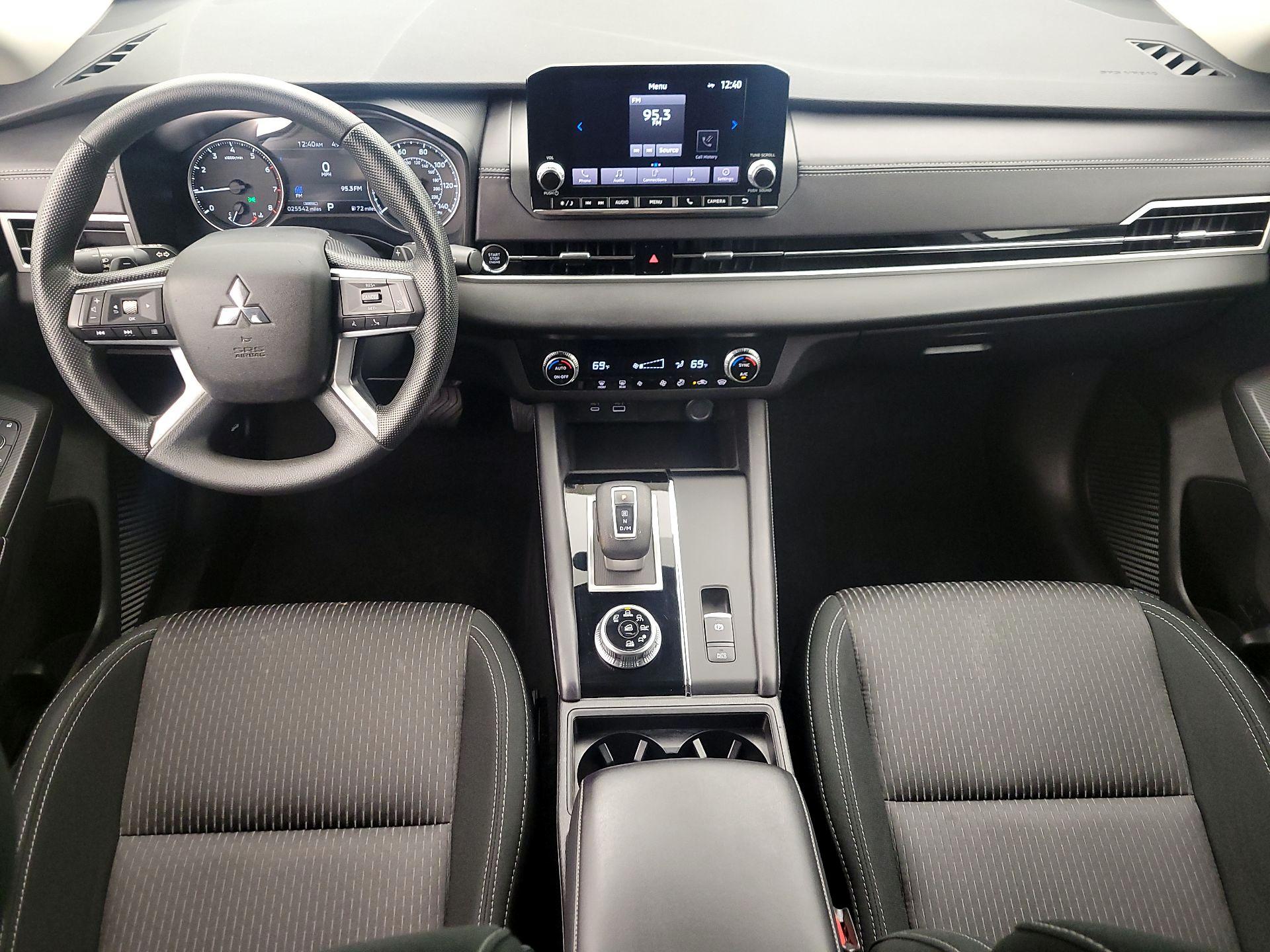 Thumbnail: 2023 Mitsubishi Outlander - 9