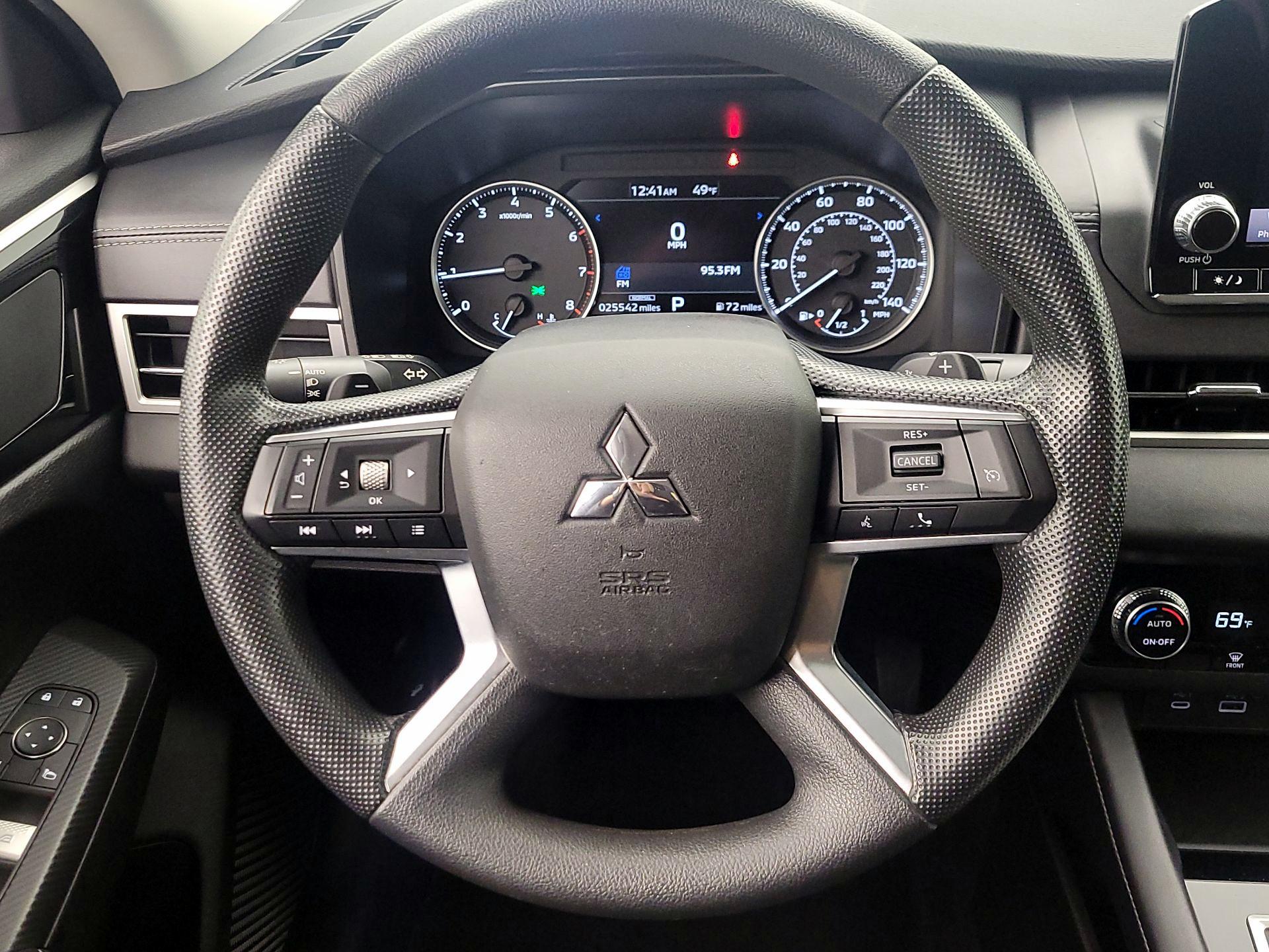 Thumbnail: 2023 Mitsubishi Outlander - 10