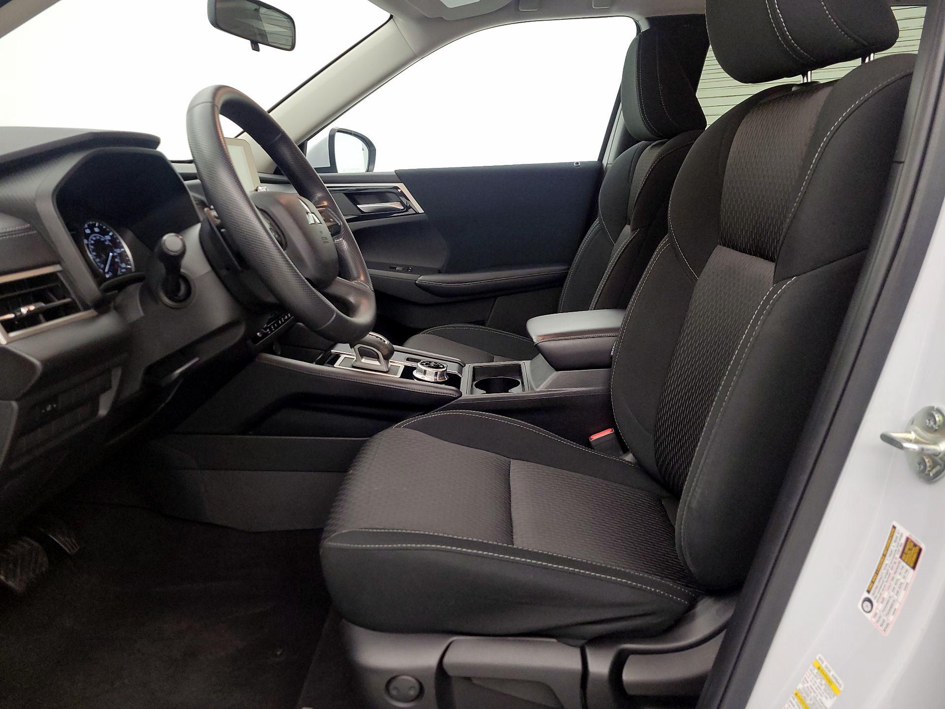 Thumbnail: 2023 Mitsubishi Outlander - 11