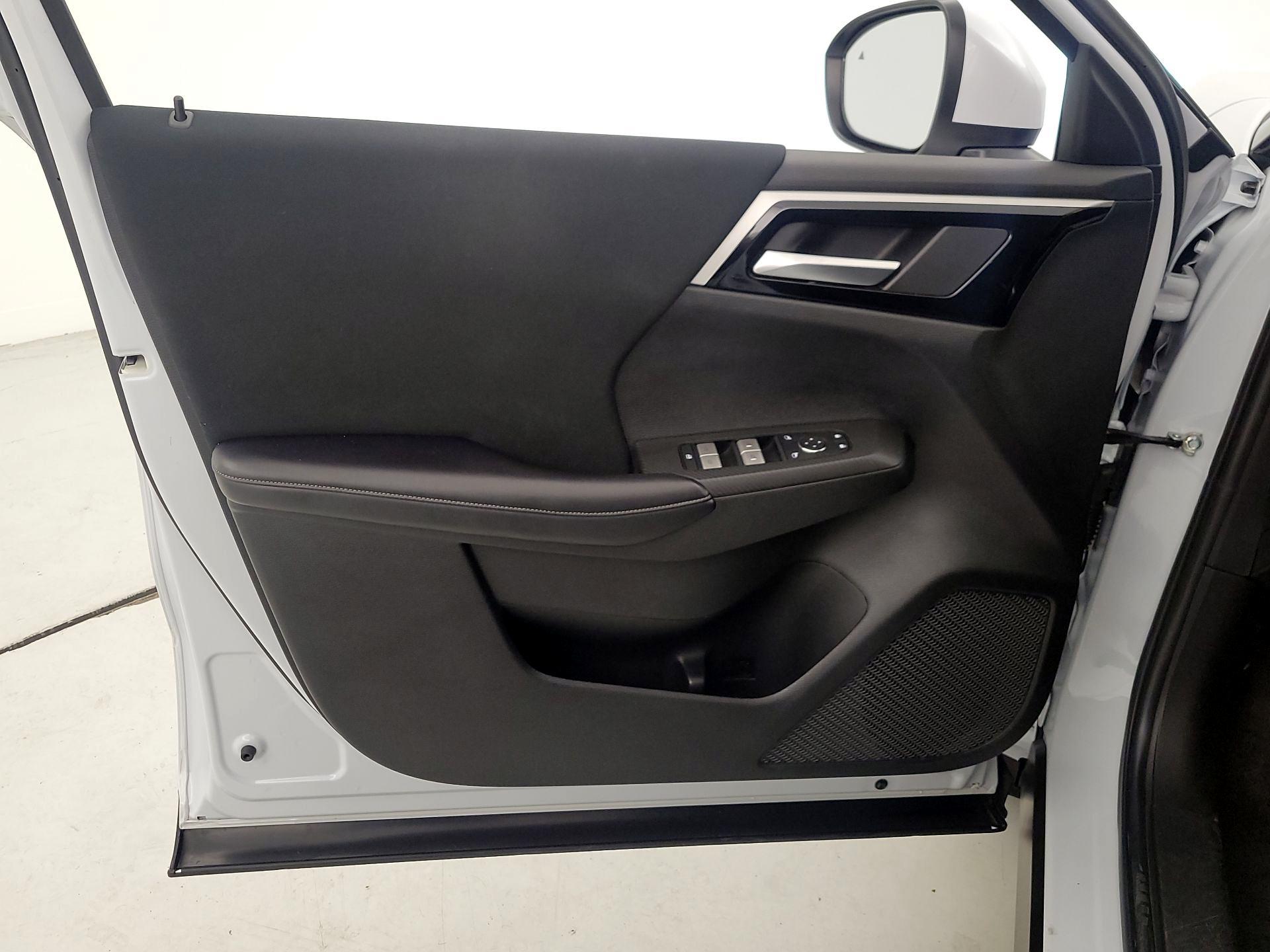 Thumbnail: 2023 Mitsubishi Outlander - 12