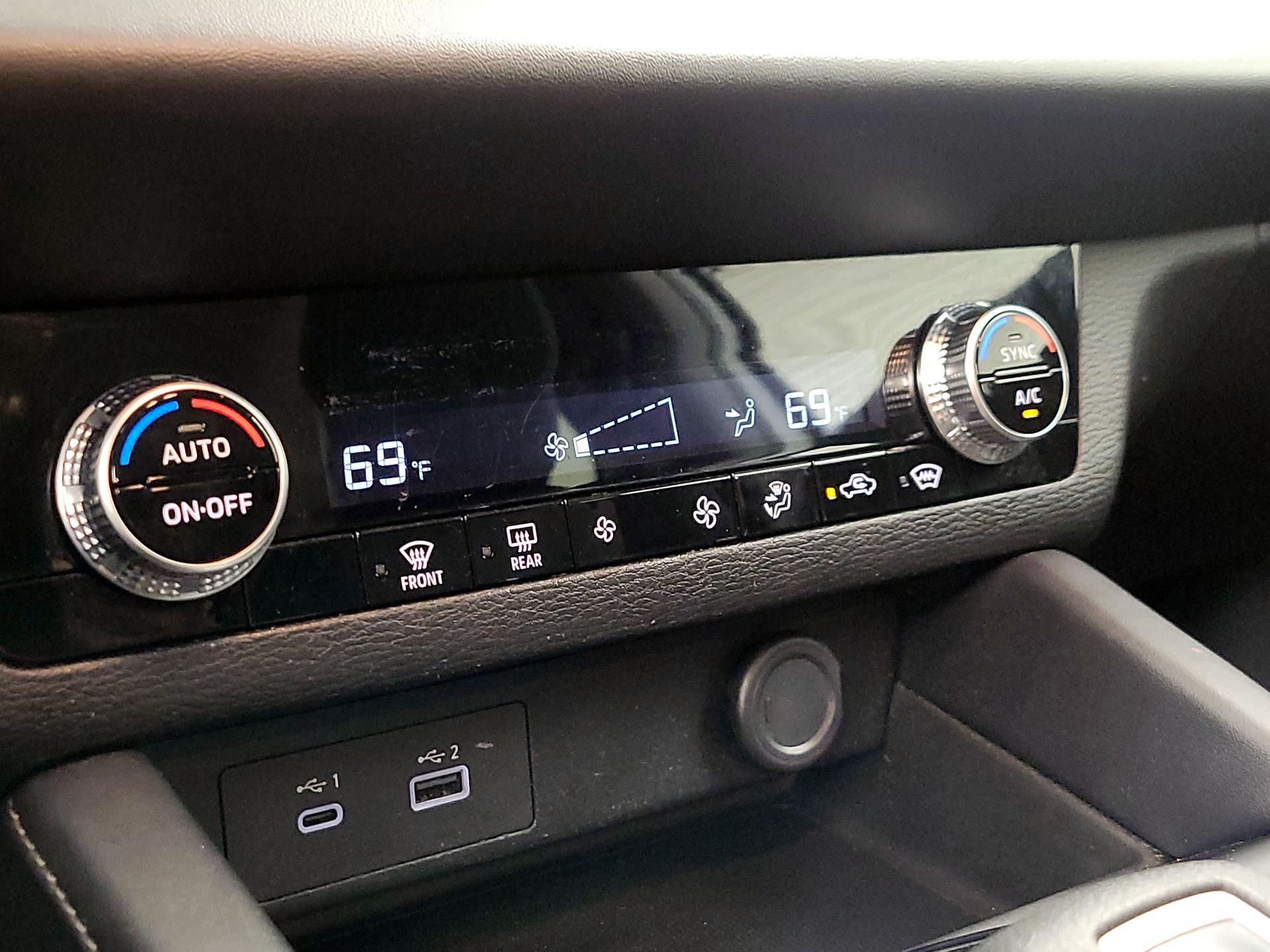 Thumbnail: 2023 Mitsubishi Outlander - 16