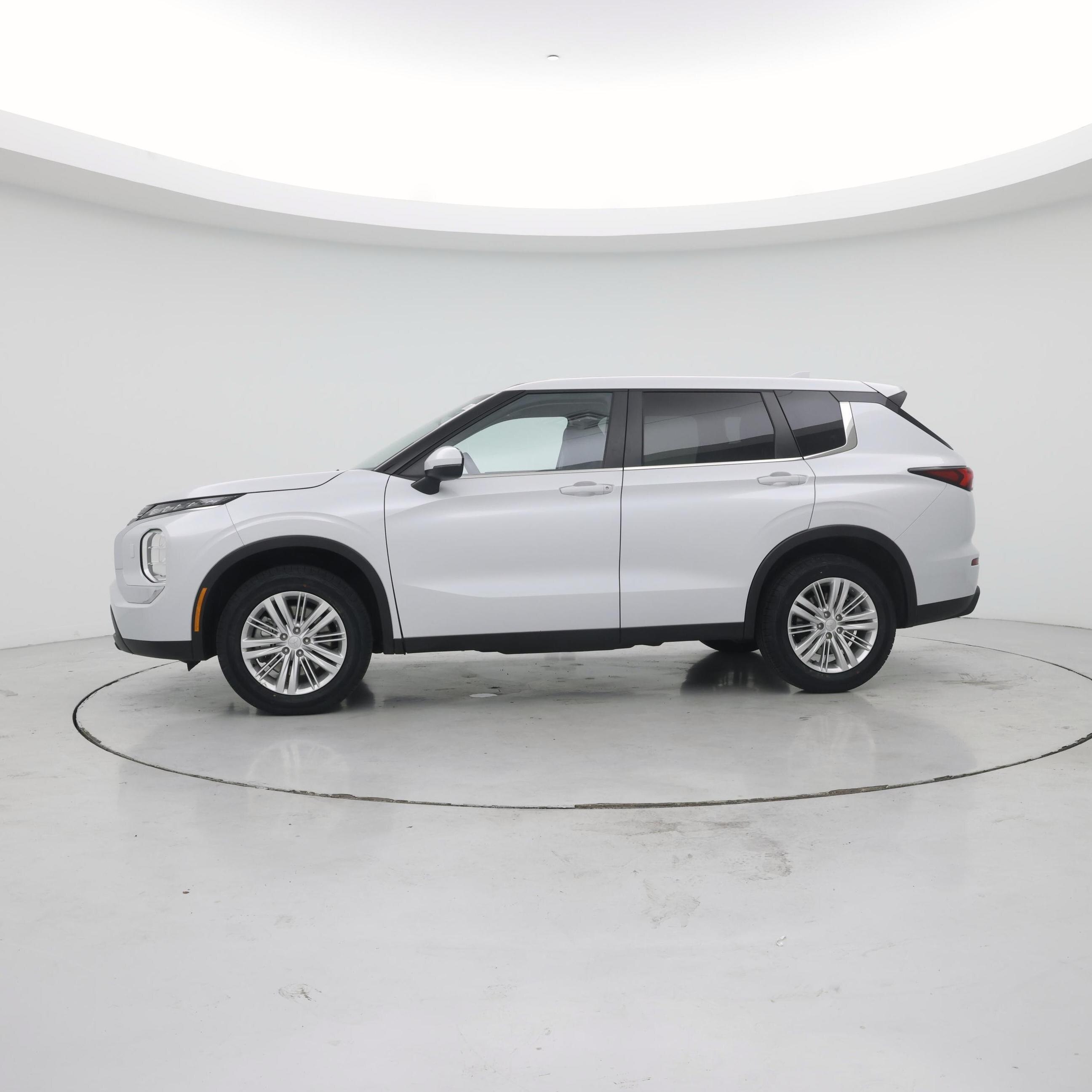 Thumbnail: 2023 Mitsubishi Outlander - 3