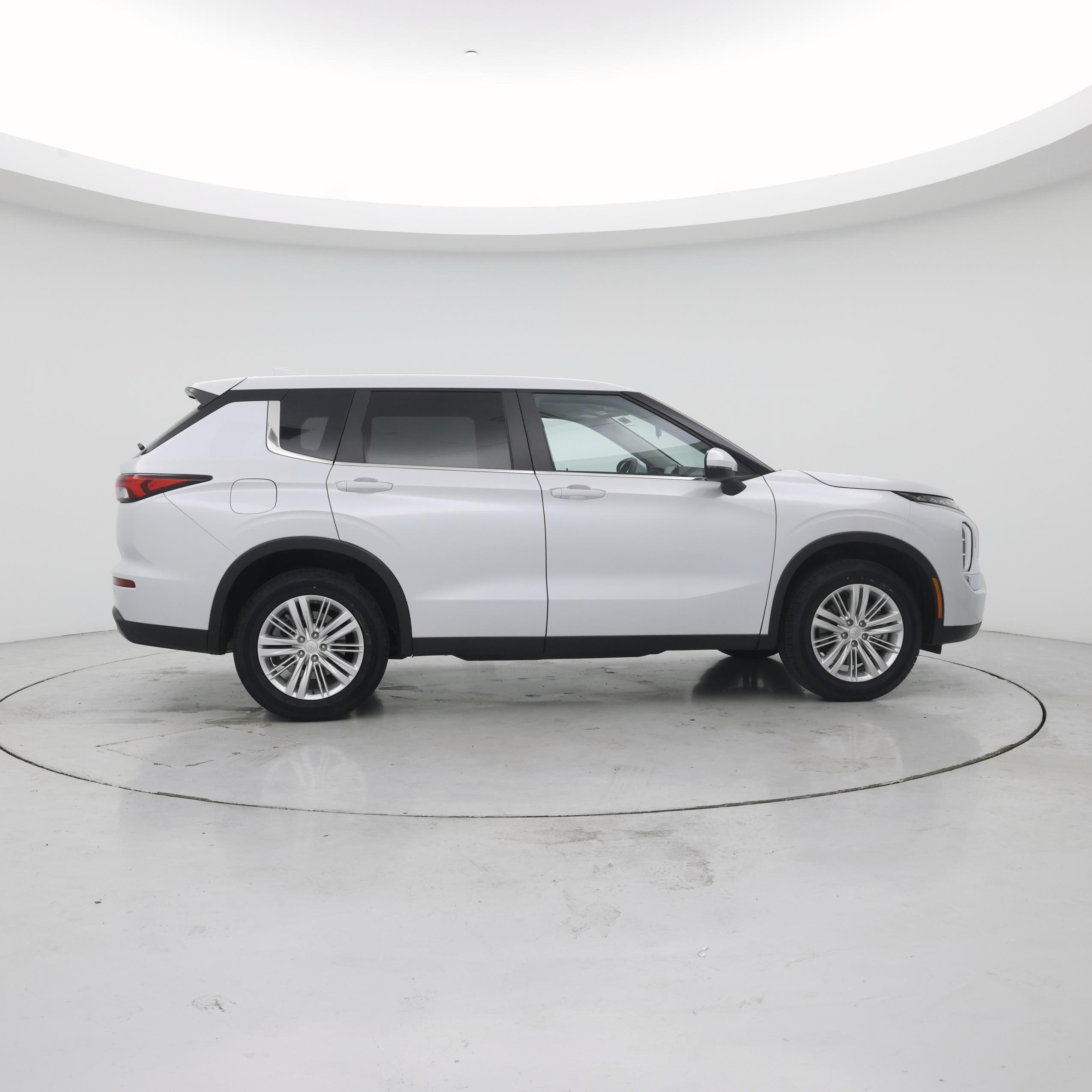 Thumbnail: 2023 Mitsubishi Outlander - 7