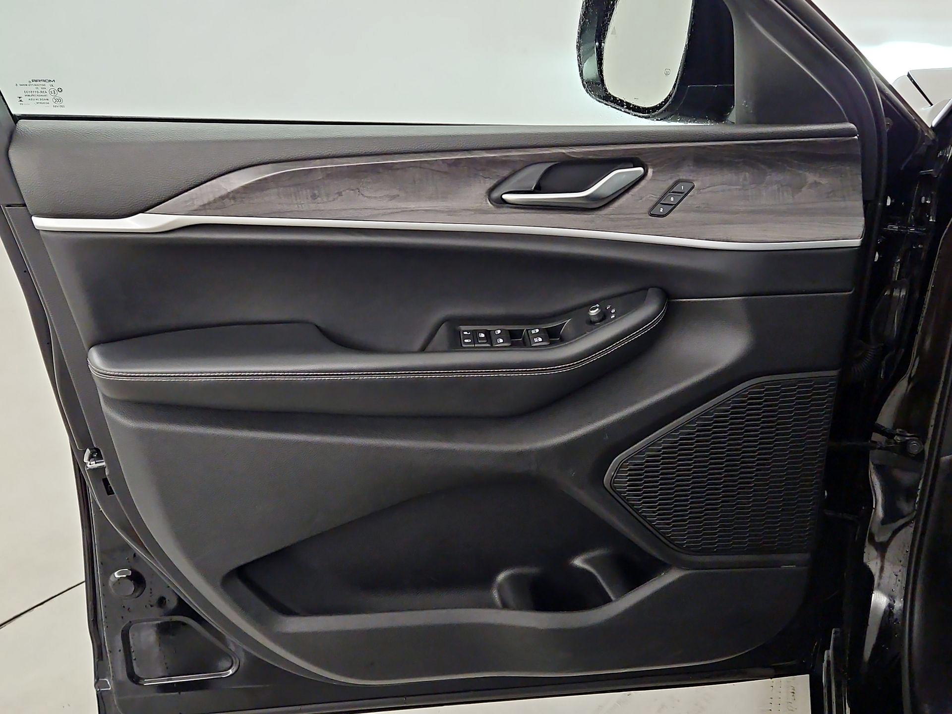 Thumbnail: 2023 Jeep Grand Cherokee - 12