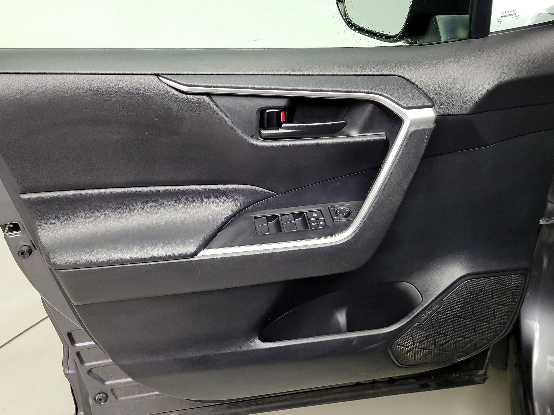 Thumbnail: 2020 Toyota RAV4 - 12