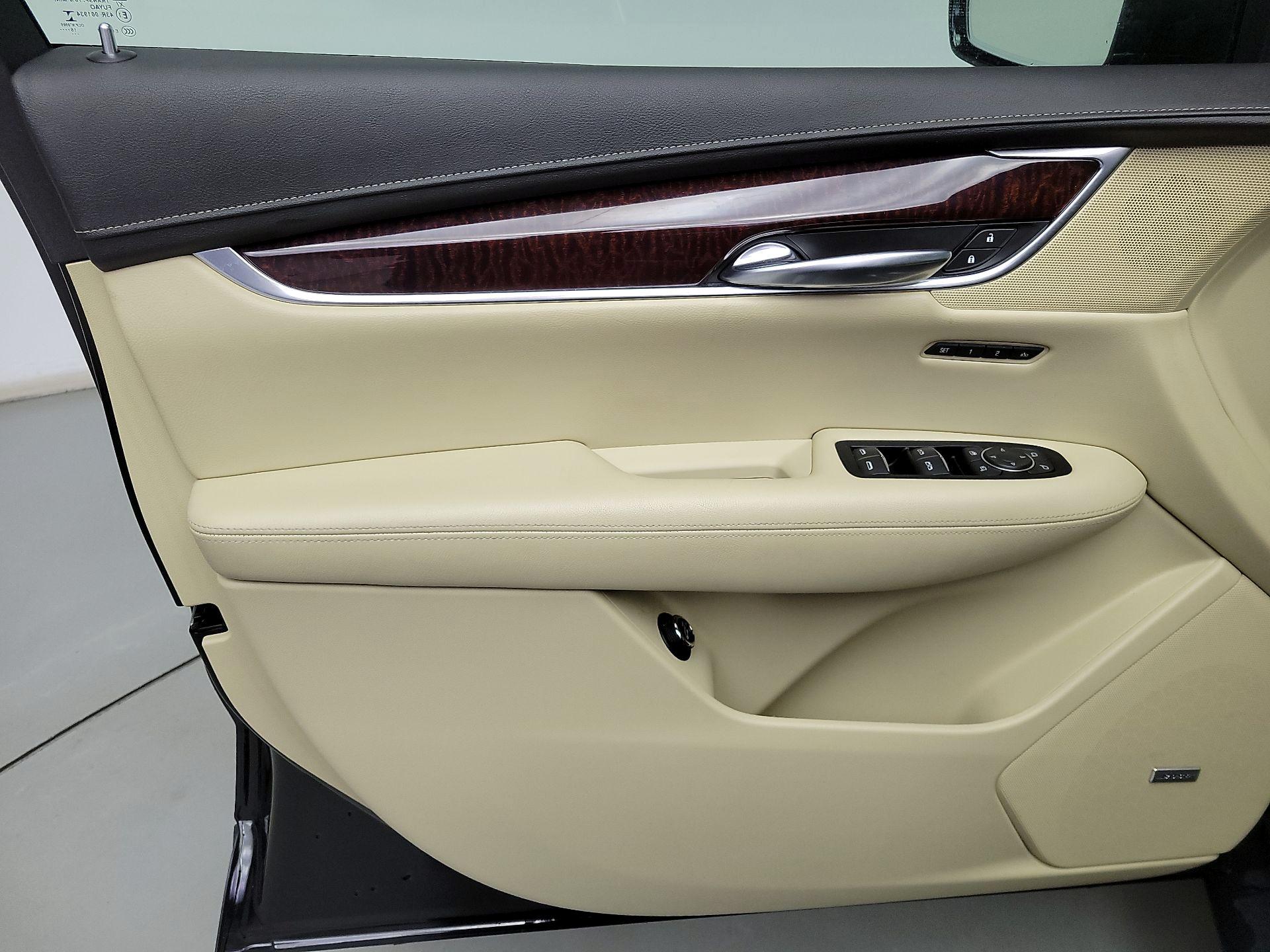 Thumbnail: 2017 Cadillac XT5 - 12