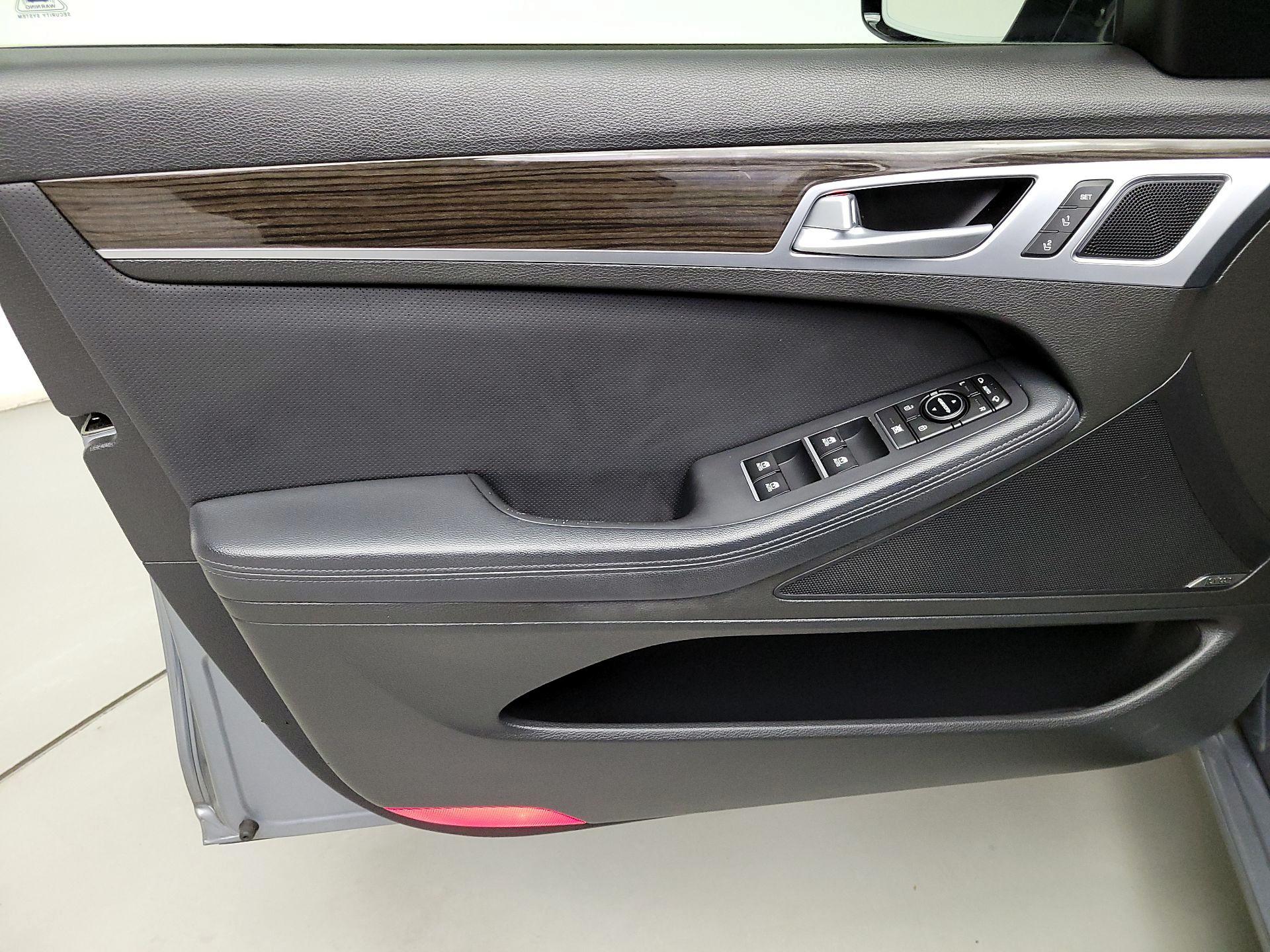 Thumbnail: 2015 Hyundai Genesis - 12