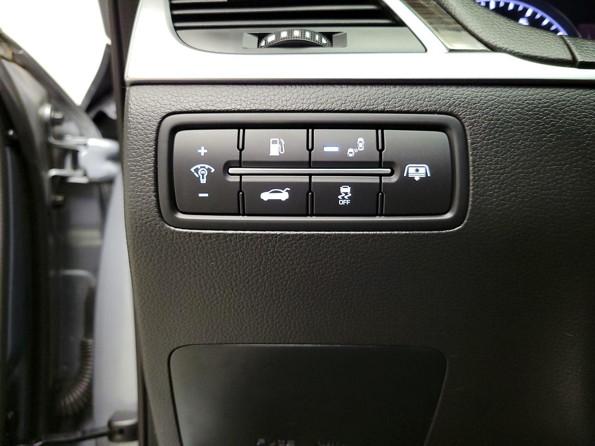 Thumbnail: 2015 Hyundai Genesis - 13